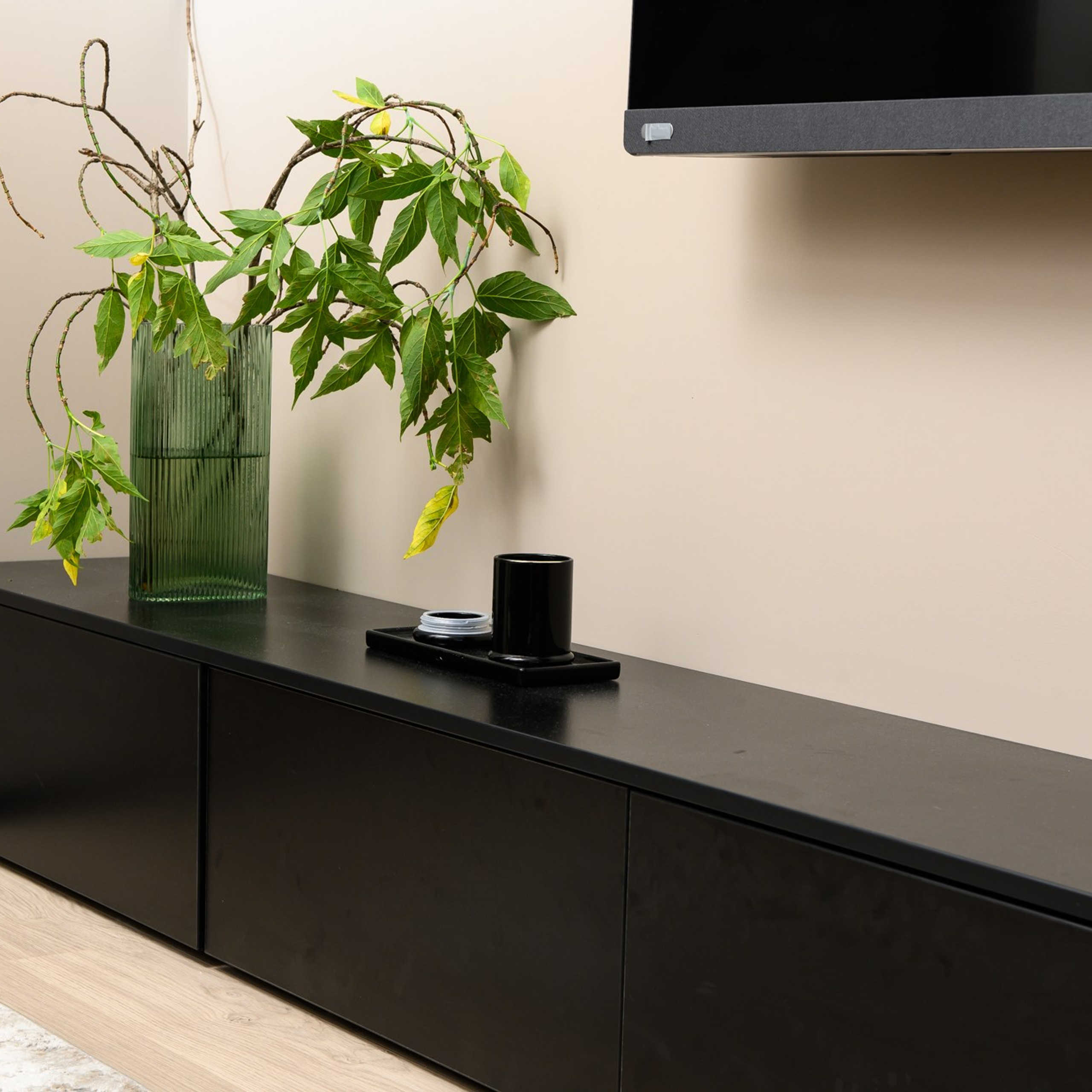 Около зоны ТВ разместилась напольная тумба с выкатными ящиками – там герои могут хранить настольные игры, пульты и прочие мелочи. 