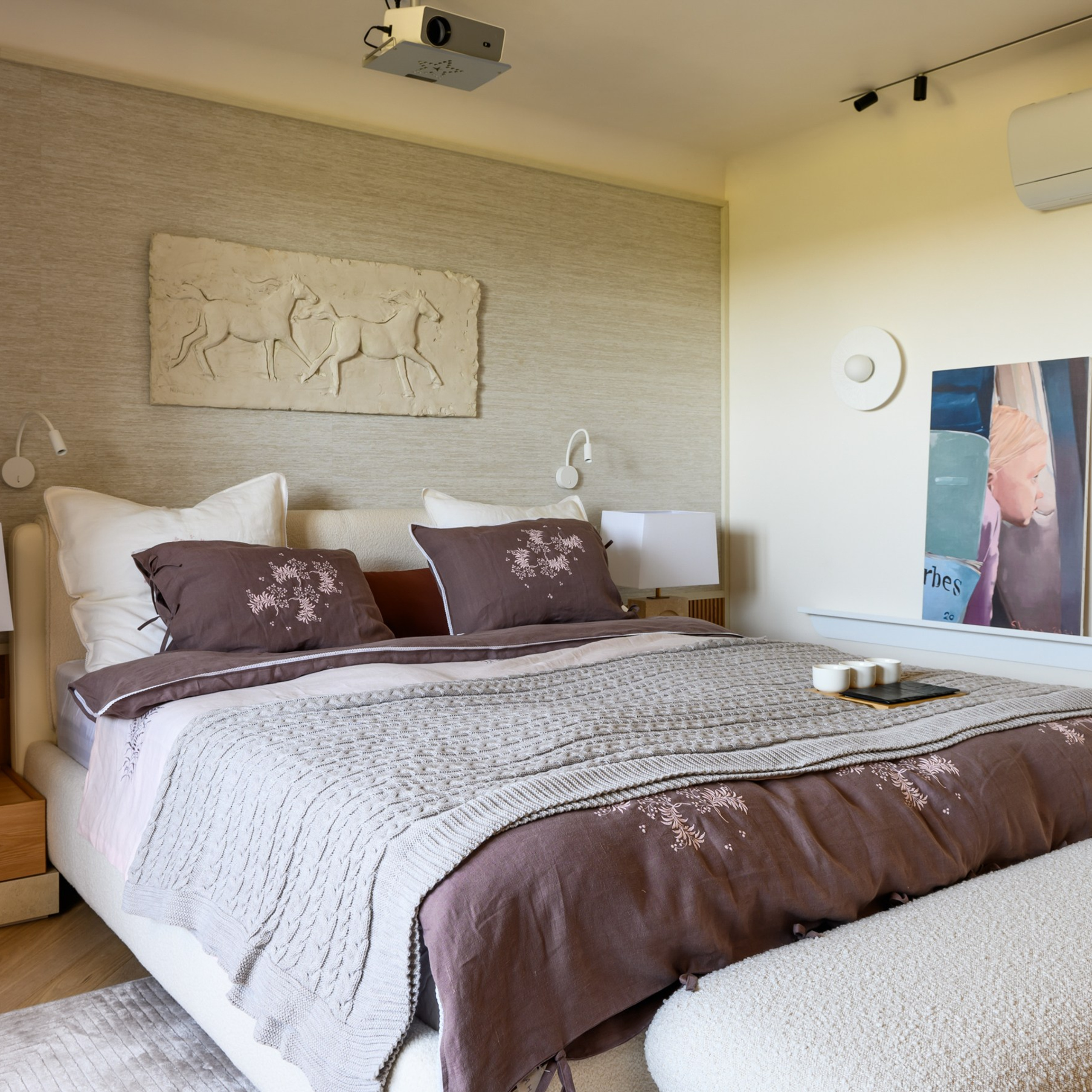 Выбор приемов и материалов при фотосъемке интерьеров  интерьерного фотографа Сапожникова Георгия.: дагестанский песчаник, напоминающий горы, для основания прикроватных тумб и фриза в изголовье кровати, натуральные обои из сизаля, который получают из агавы, портьеры из льна и хлопка, а дополнить палитру натуральным шпоном дуба.