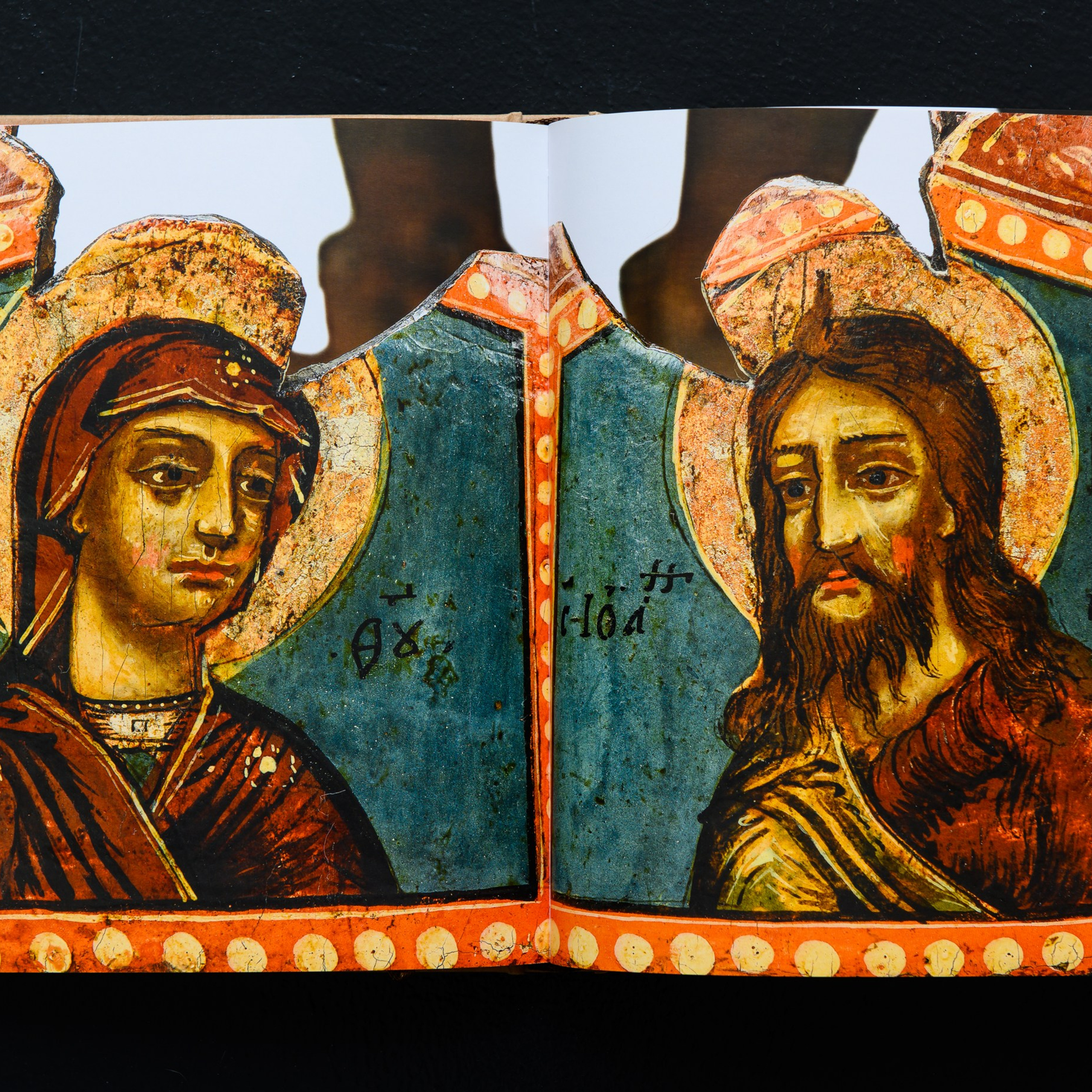 Фотосъемка предметов  Исторического Музея в Москве всей коллекции брачных венцов 17-19 вв. Предметный Интерьерный фотограф в Москве Сапожников Георгий