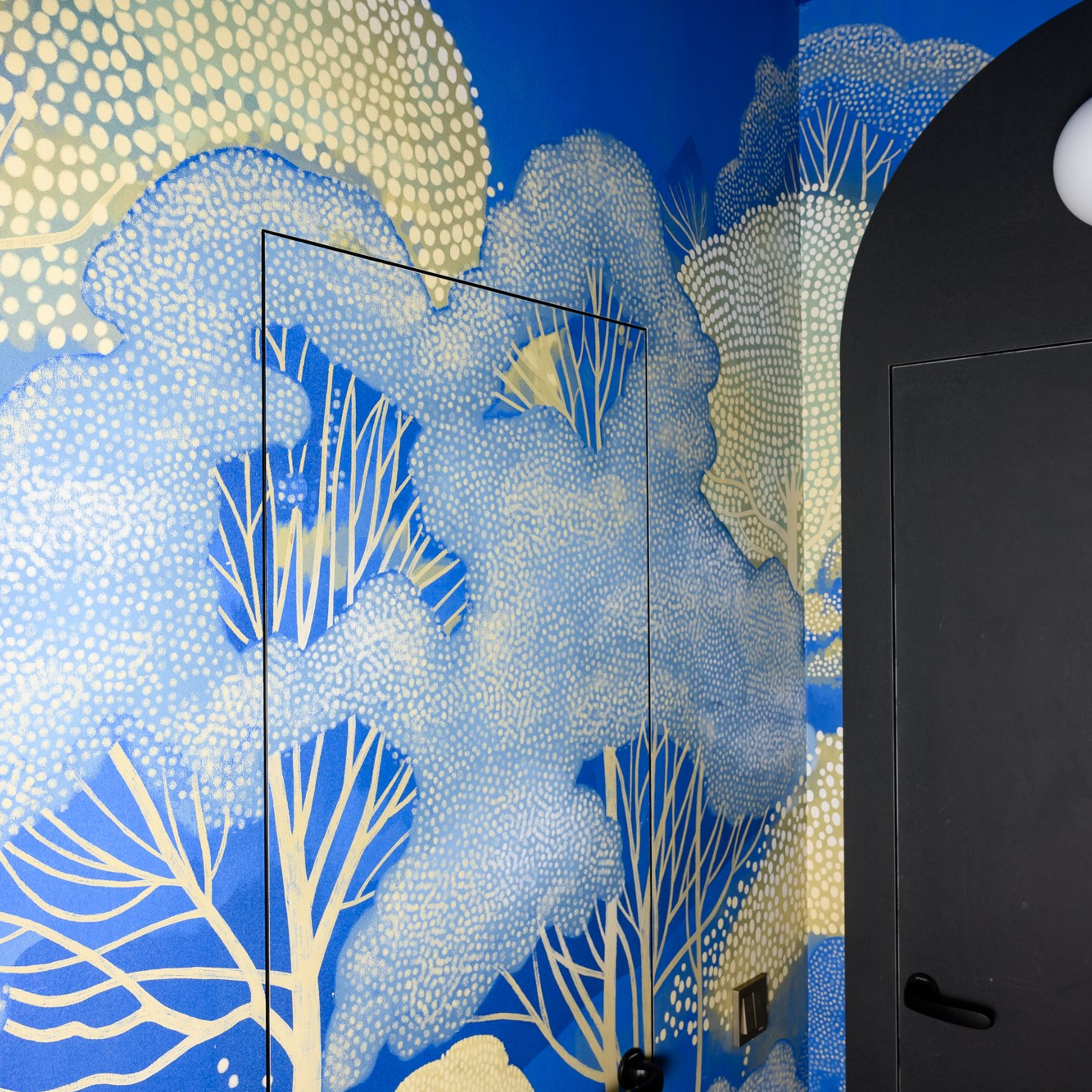 «Лес» при входе в комнату таинственным лунным сиянием осветили два круглых бра. 