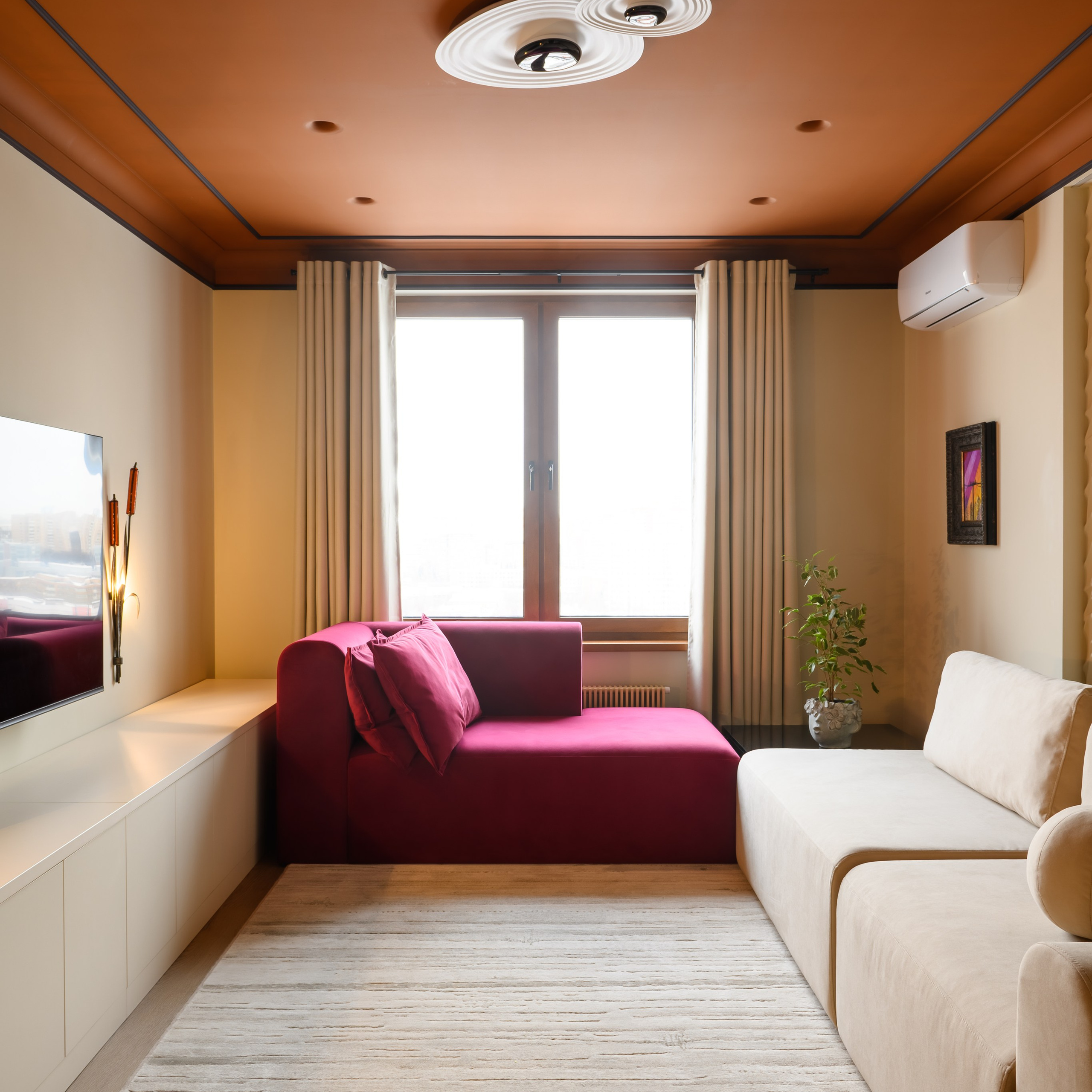 Система хранения переходит в столешницу, закрепленную на анкерных болтах. В свою очередь отсеки для хранения вещей закрыли дверцами на петлях с доводчиками, которые открываются простым нажатием. 