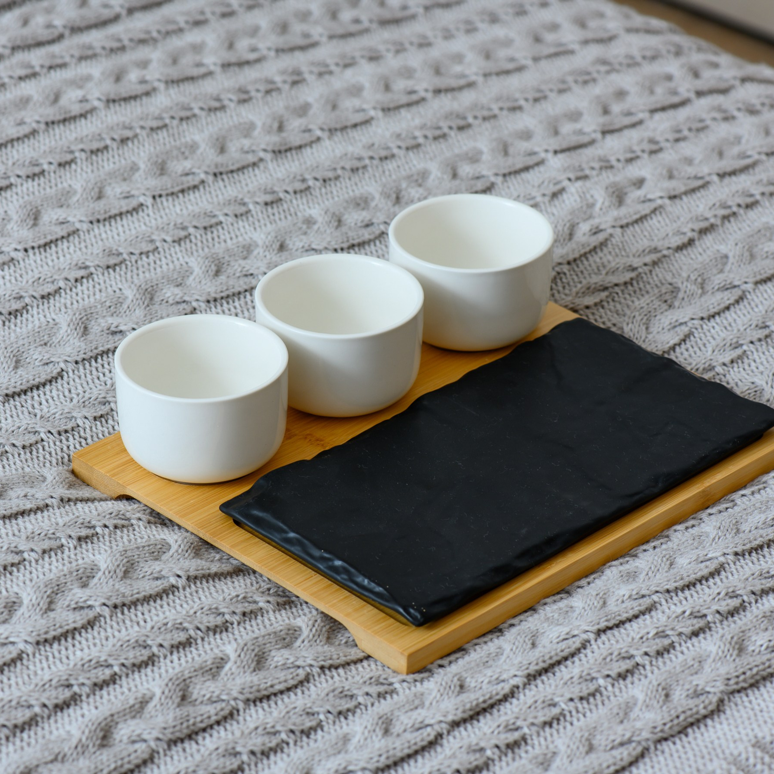 Убранство кровати, как и текстиль на окне, нам сшили на заказ в Петербурге. Ткань для пододеяльника и подушек – лён, а вышивка вторит рисунку на портьерах. А «фоном» для кровати стал большой ковер с низким ворсом. 