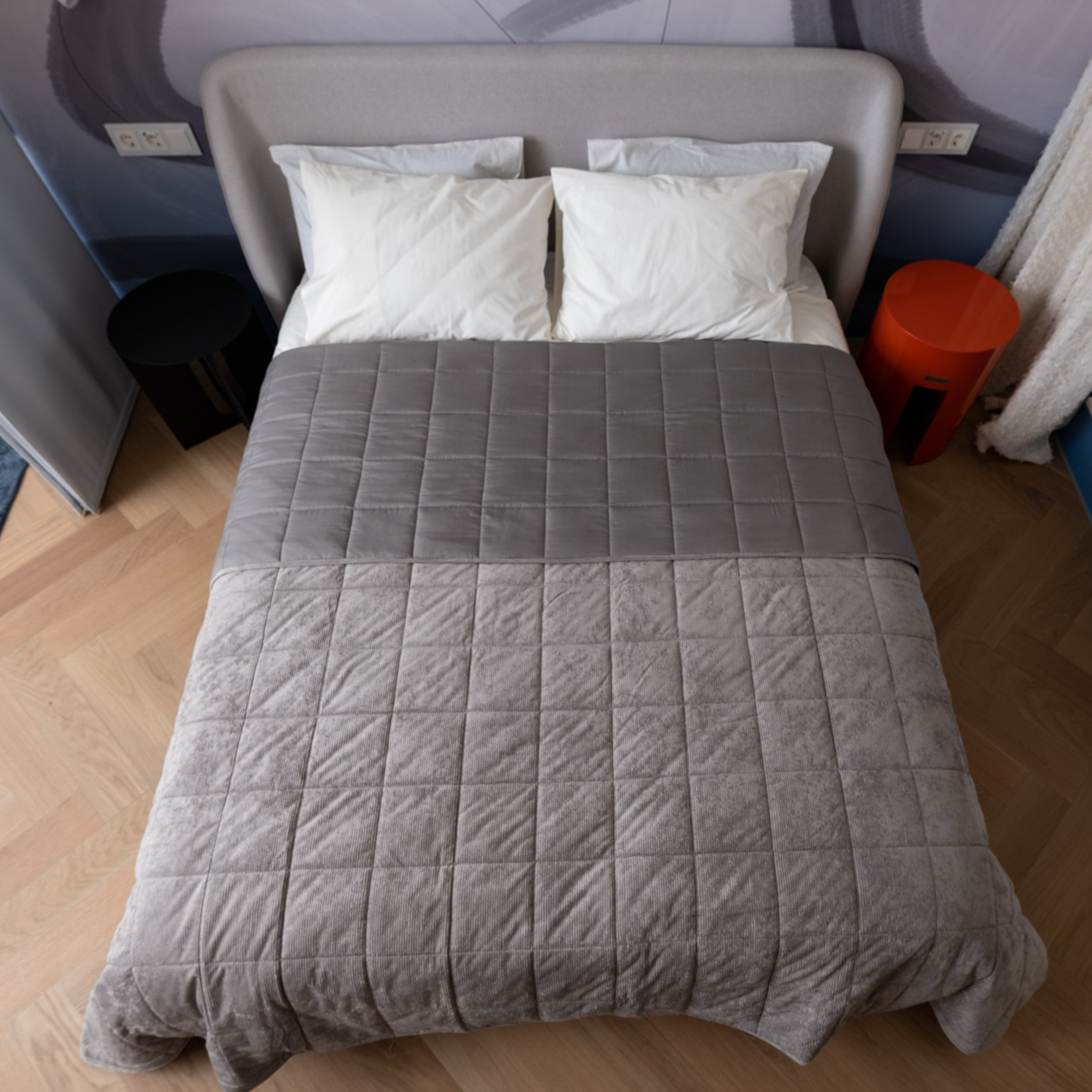 Интерьер приглушенный, лаконичный, и, самое главное для нас, жизненный отраженный на  фотографиях интерьерного фотографа Сапожникова Георгия.