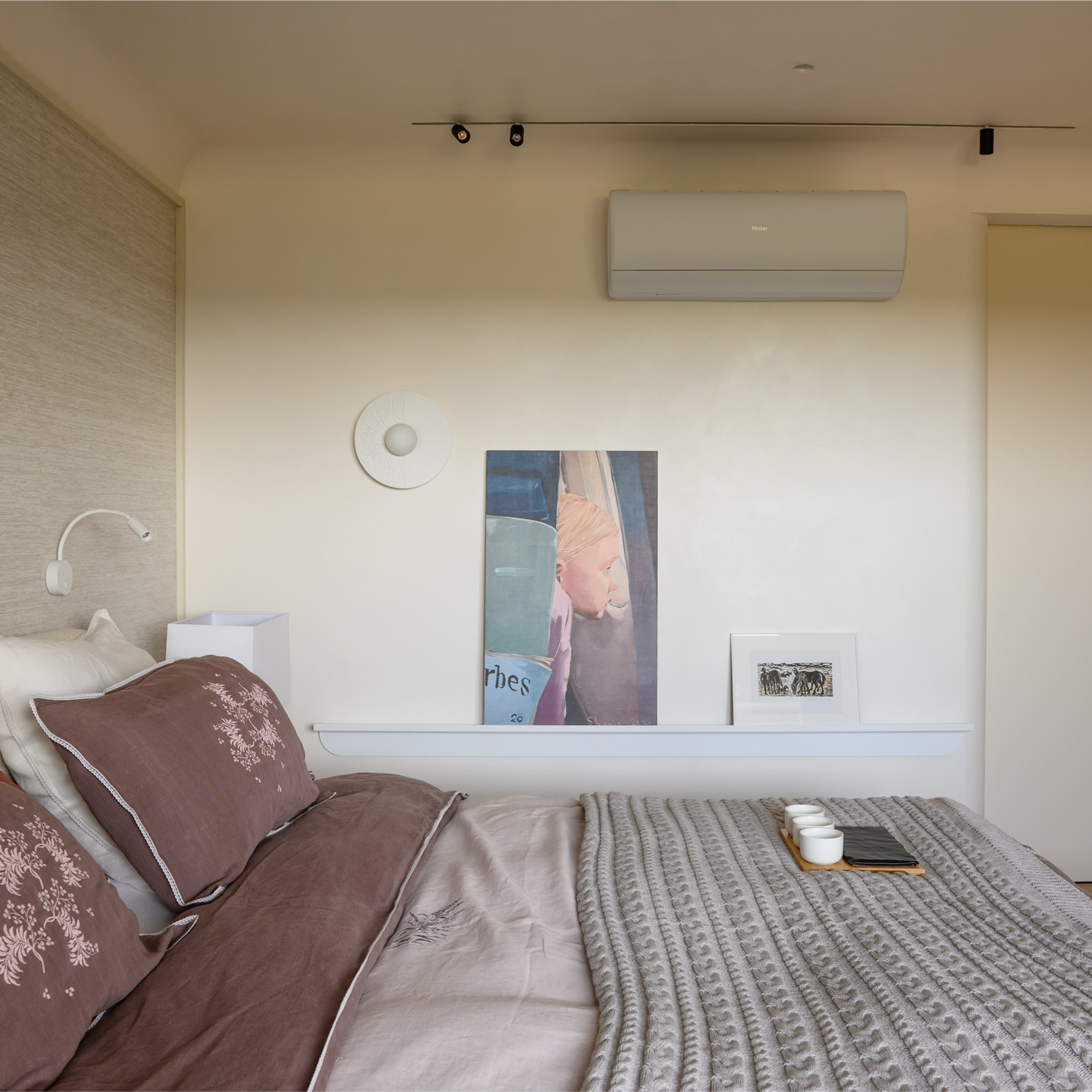 Интерьер спальни во многом формируется текстилем и в частности постельным бельем и качеством его детали. В этом проекте мотивом для вышивок на наволочках и шторных лентах стали луговые травы.