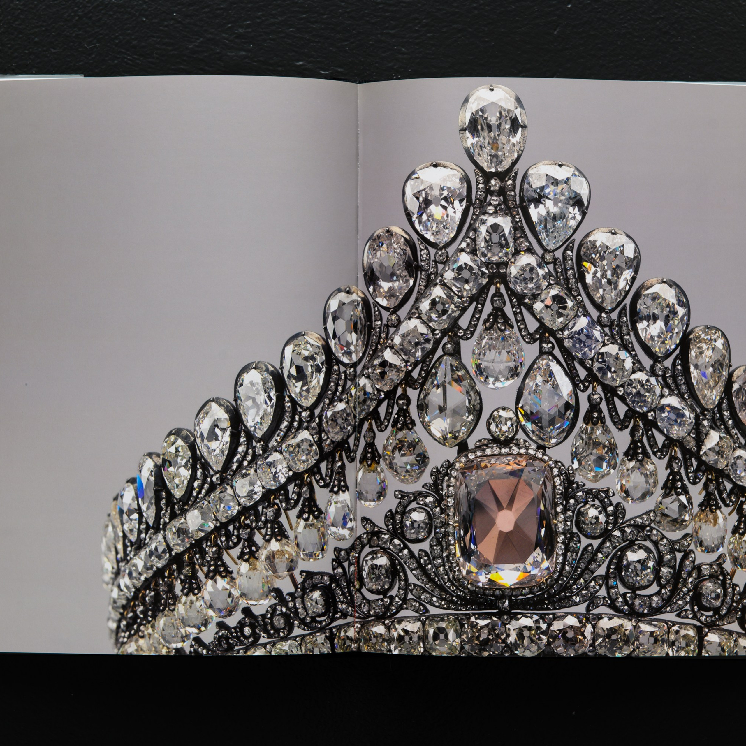 В собрании Алмазного фонда хранится диадема-кокошник, принадлежавшая императрице Марии Федоровне, супруге императора Павла I. Это украшение имеет характерную для стиля ампир форму треугольника, образованного бриллиантами разных форм, огранок и размеров. Бриолеты, удлиненные камни в форме слезы, закреплены подвижно. При малейшем повороте головы они вздрагивали и мерцали. Центральный камень композиции – редчайший по цвету нежно-розовый бриллиант в 13,35 карата.