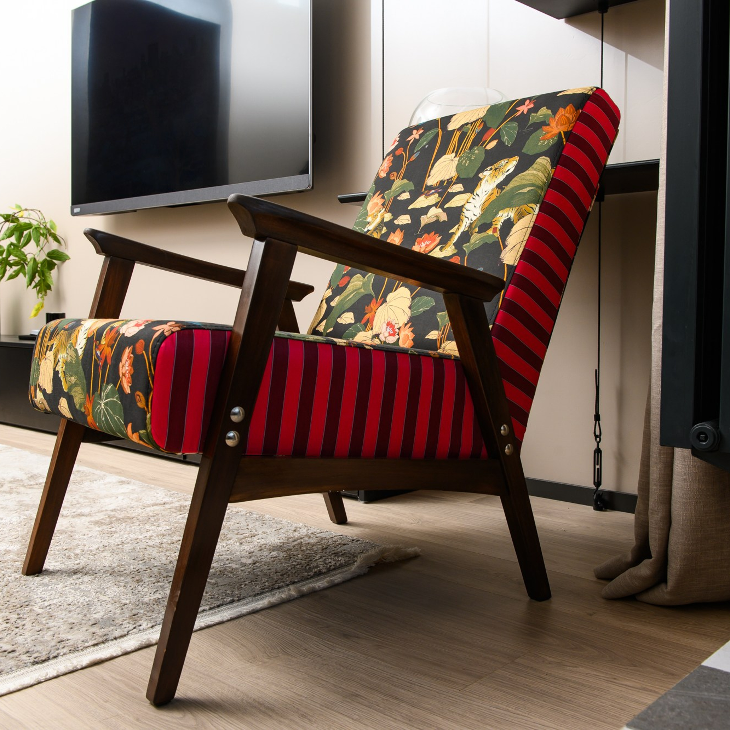 Еще один гость из прошлого – кресло-авиатор в красочной обивке, обновлением которого занималась автор проекта дизайнер Анна Березняк. Техника и оборудование