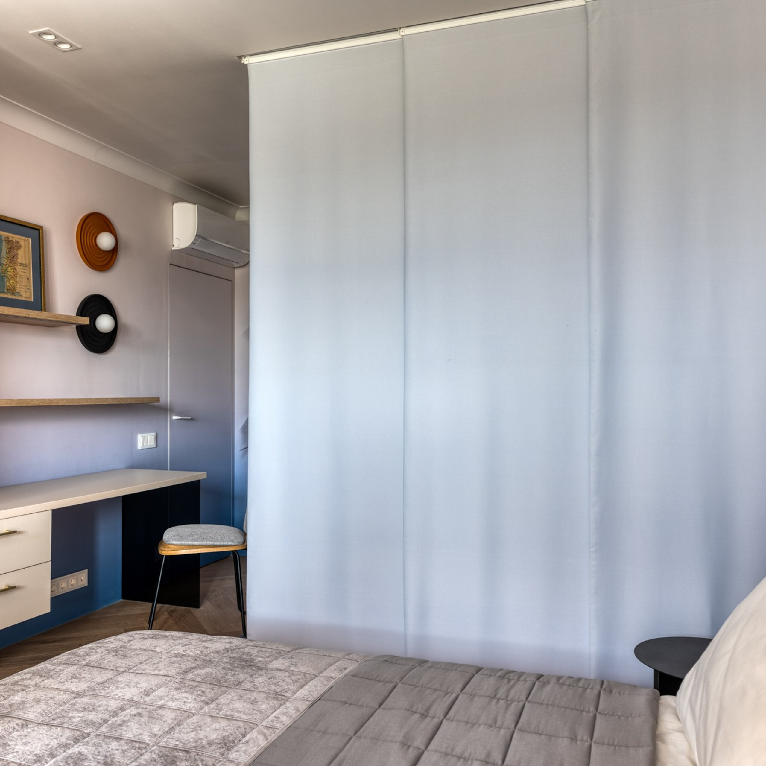 Интерьерная фотосъемка - для японской шторы смонтировали многослойный карниз, на котором закрепили три полотна из плотной ткани с утяжелителем снизу. Причем ткань натянута так, чтобы не было складок: в нашем интерьере она будет играть роль перегородки.