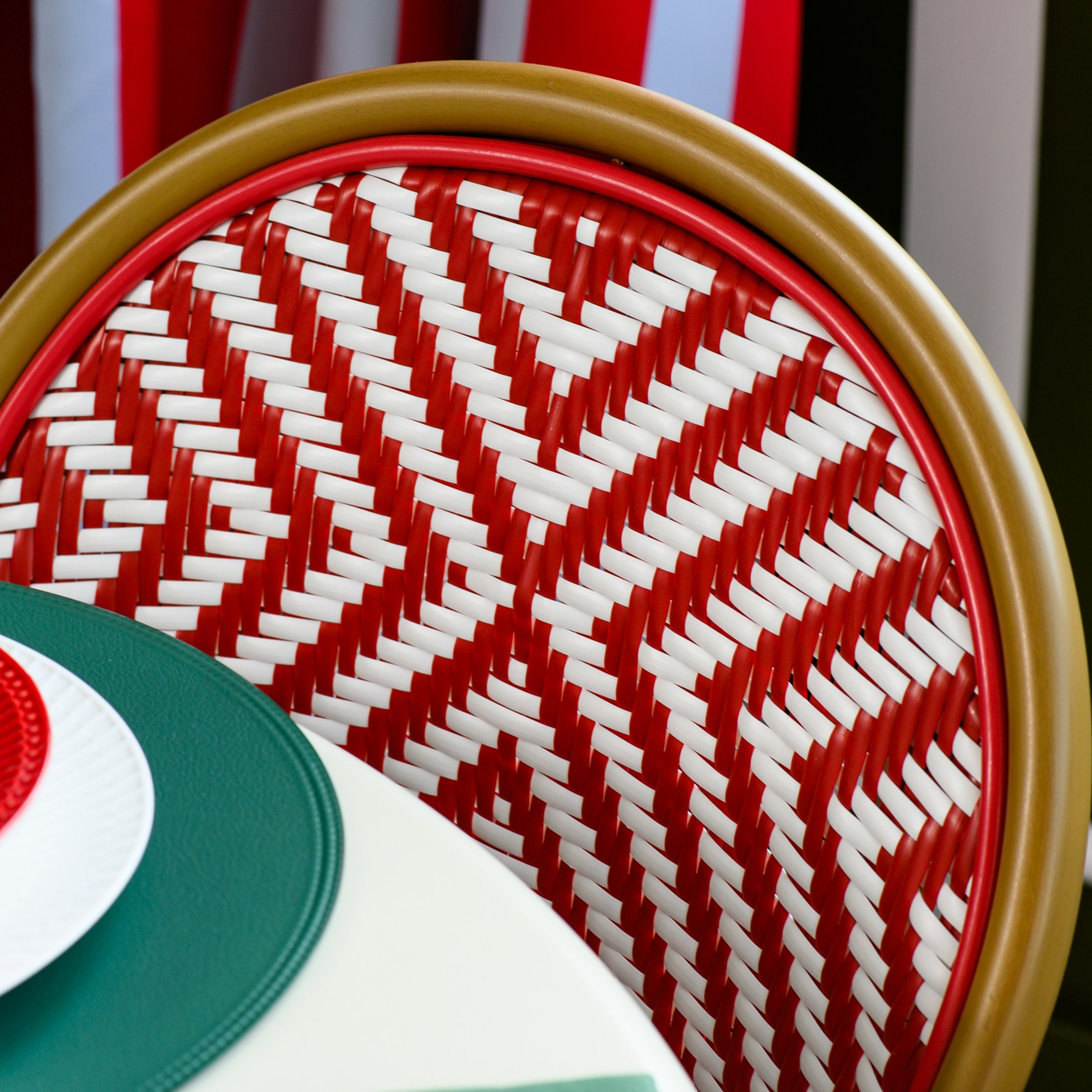 К уютным посиделкам с тёплым южным настроением приглашает круглый обеденный стол на фигурном основании – совместная разработка компании Aleks Home и студии «Круг бюро».  