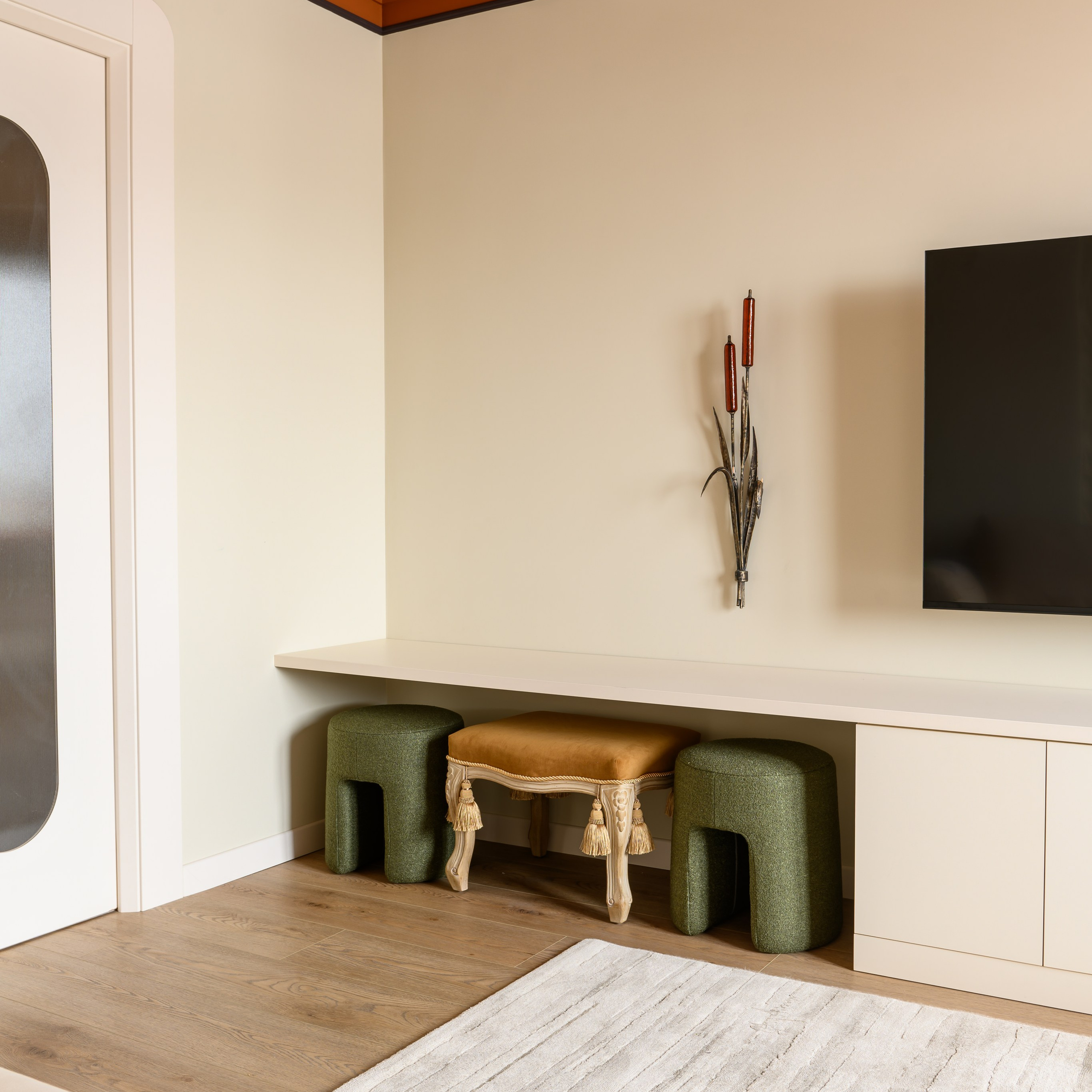 Символом и стилеобразующим элементом проекта стал камыш. Этот образ будет воплощен в светильниках и настенном панно.  Фотографиях лучшего интерьерного фотографа Сапожникова Георгия.