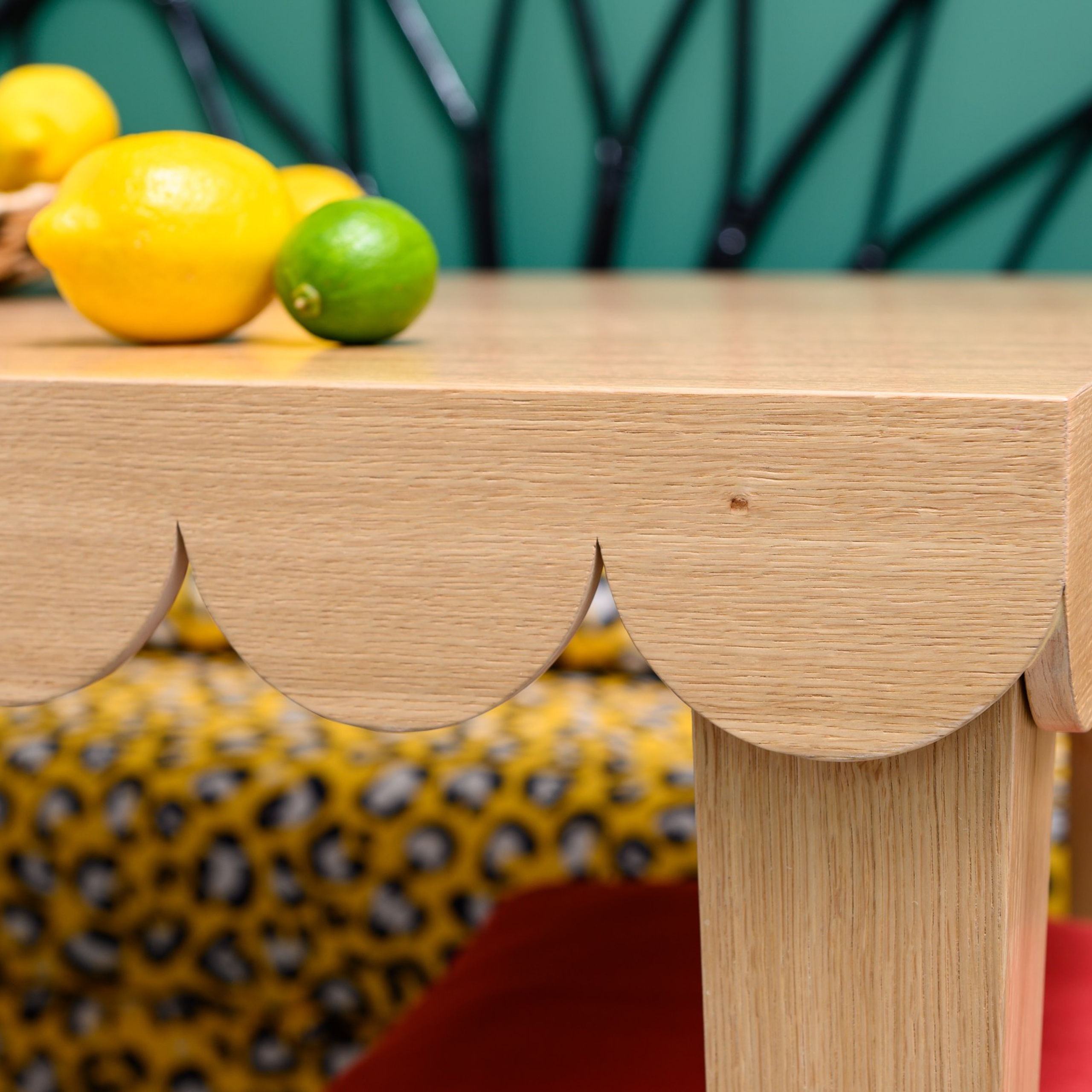 Яркая композиция из тропических фруктов