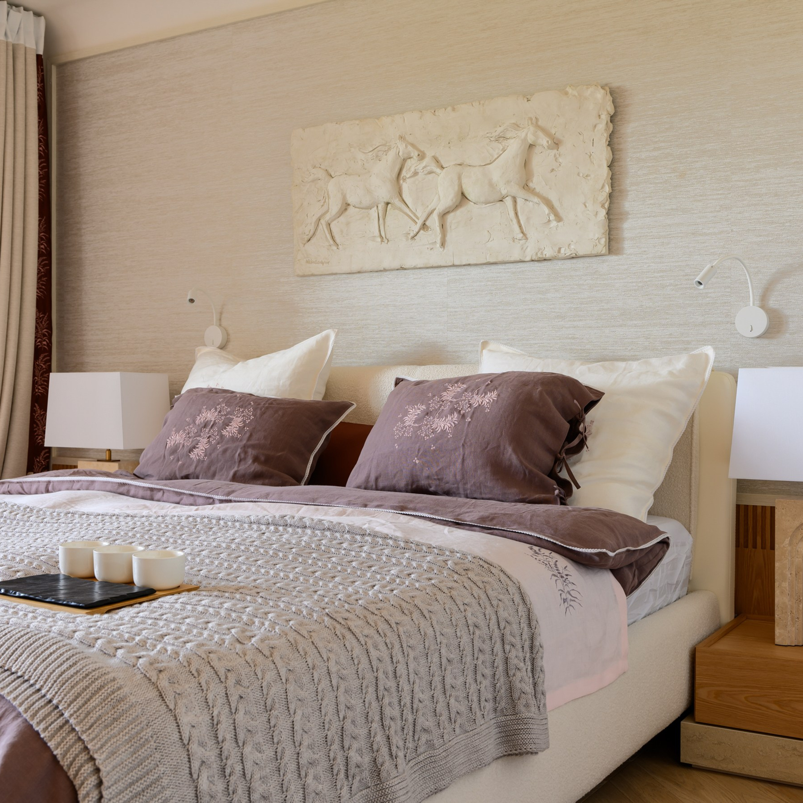 В декоре Дубровский Дмитрий планирует использовать авторские произведения: гипсовое панно, на котором будет изображен конный пробег, и линогравюра Юлии Ованесян, для фотосъемке интерьеров