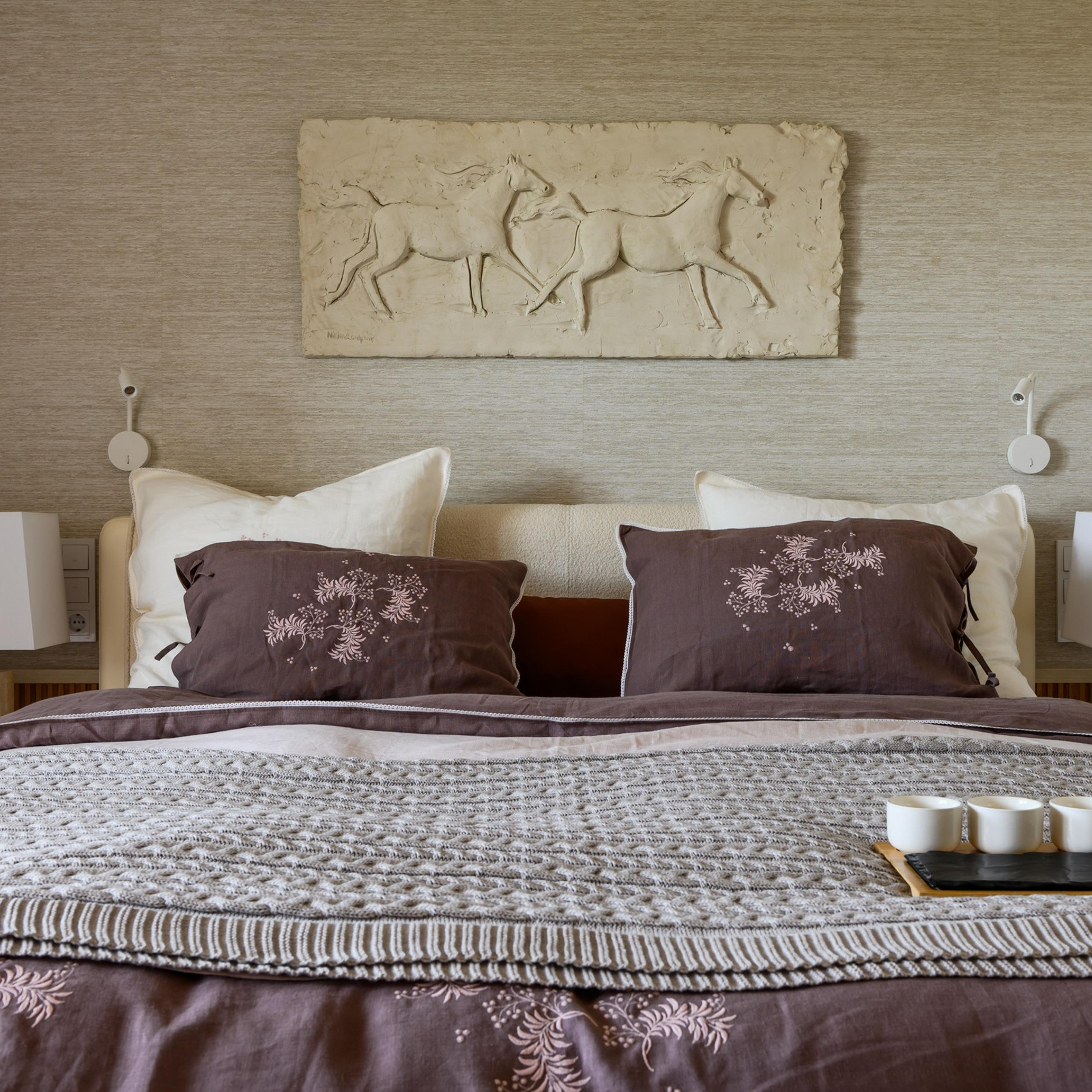 Дубровский Дмитрий решил оттолкнуться от увлечений гостей, а именно от любви к верховой езде и конным путешествиям, и интерпретировать впечатления от них в интерьере спальни показать на  фотографиях интерьерного фотографа Сапожникова Георгия.