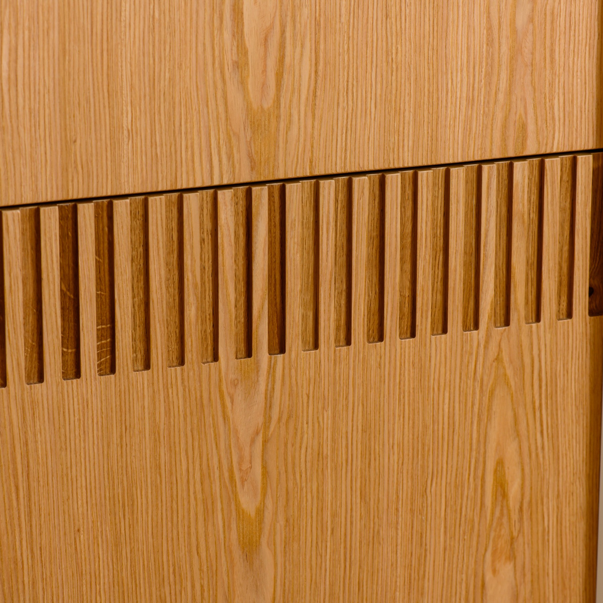 Корпуса всех секций выполнены из ДСП в цвете «карат бежевый». Ящики – с доводчиками. Фасады – из МДФ, шпона и массива дуба, и украшены фрезеровкой