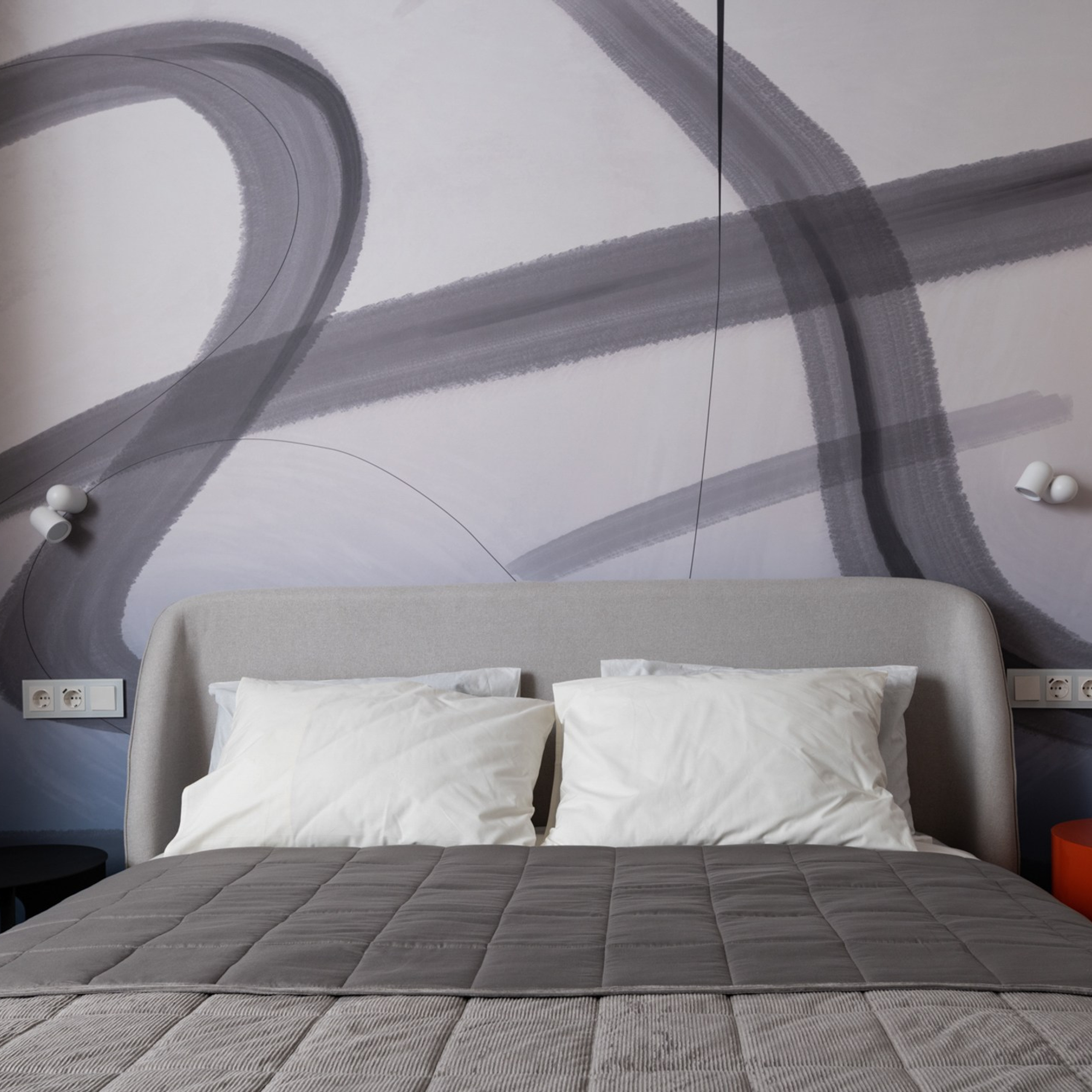 Комфортный отдых обеспечит кровать «Николь» с высоким изогнутым изголовьем, обитым мягкой, но прочной рогожкой. В этой же ткани и царга видны на  фотографиях интерьерного фотографа Сапожникова Георгия. Основание кровати – ортопедическое, а под ним – два глубоких отсека для белья.