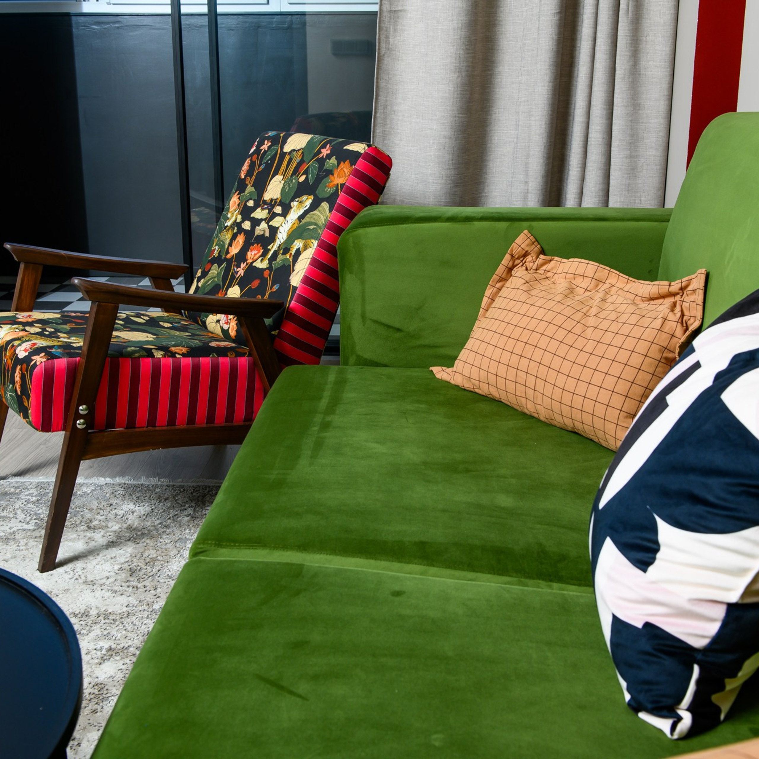 Важным элементом кровати-трансформера стал пухлый диван в зеленом велюре – именно он останется на виду,