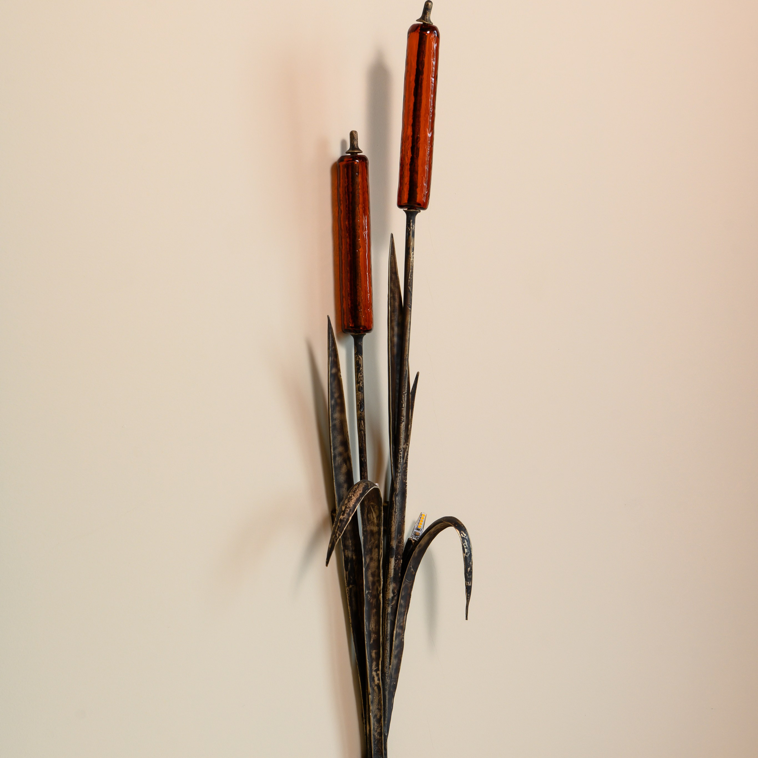 На стене напротив камышовых зарослей «проросли» два единичных экземпляра – бра из Уфы, выполненные по дизайну петербурженки Марии Единой. Фотографии интерьерного фотографа Сапожникова Георгия.