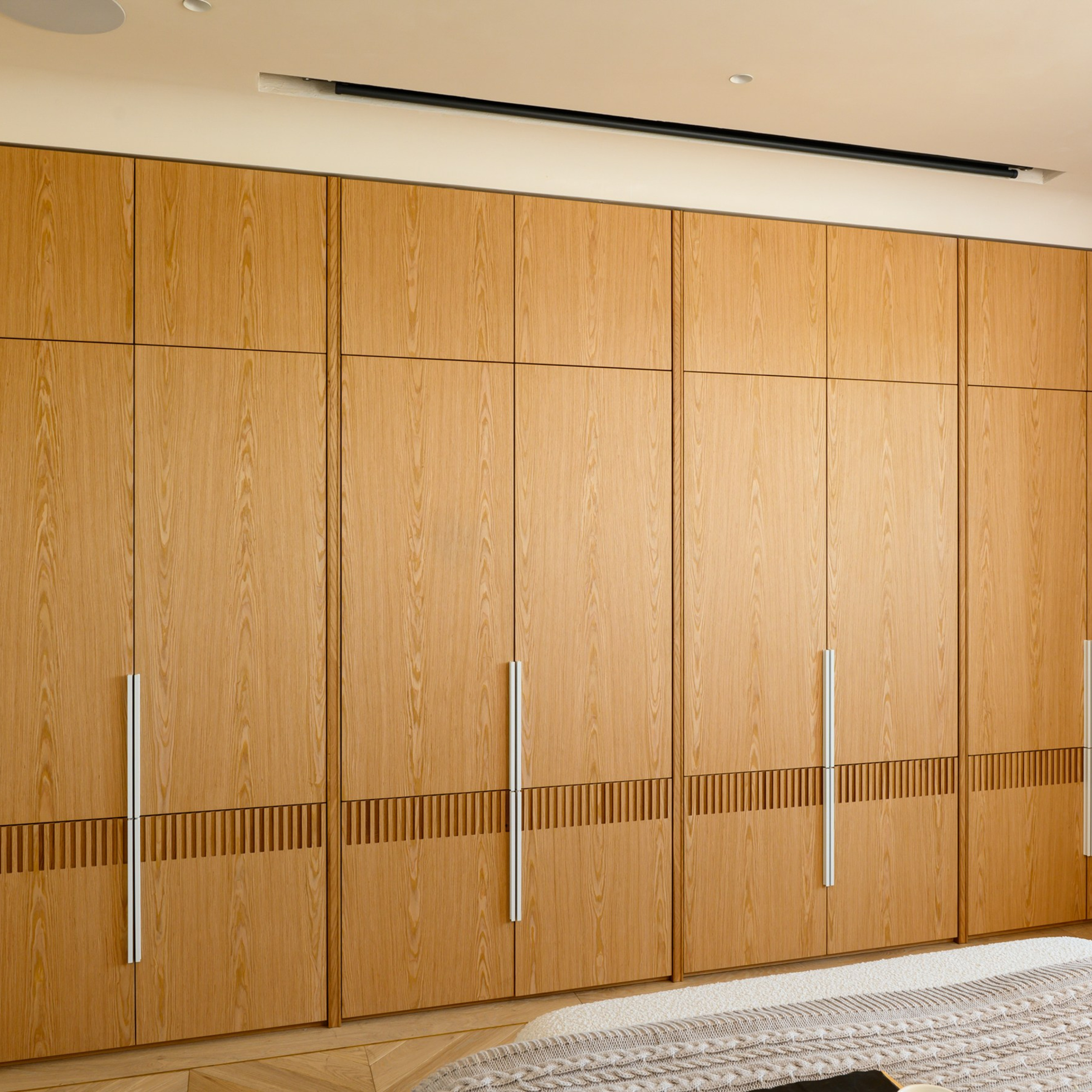 Длинную сторону комнаты займёт многофункциональная система хранения.