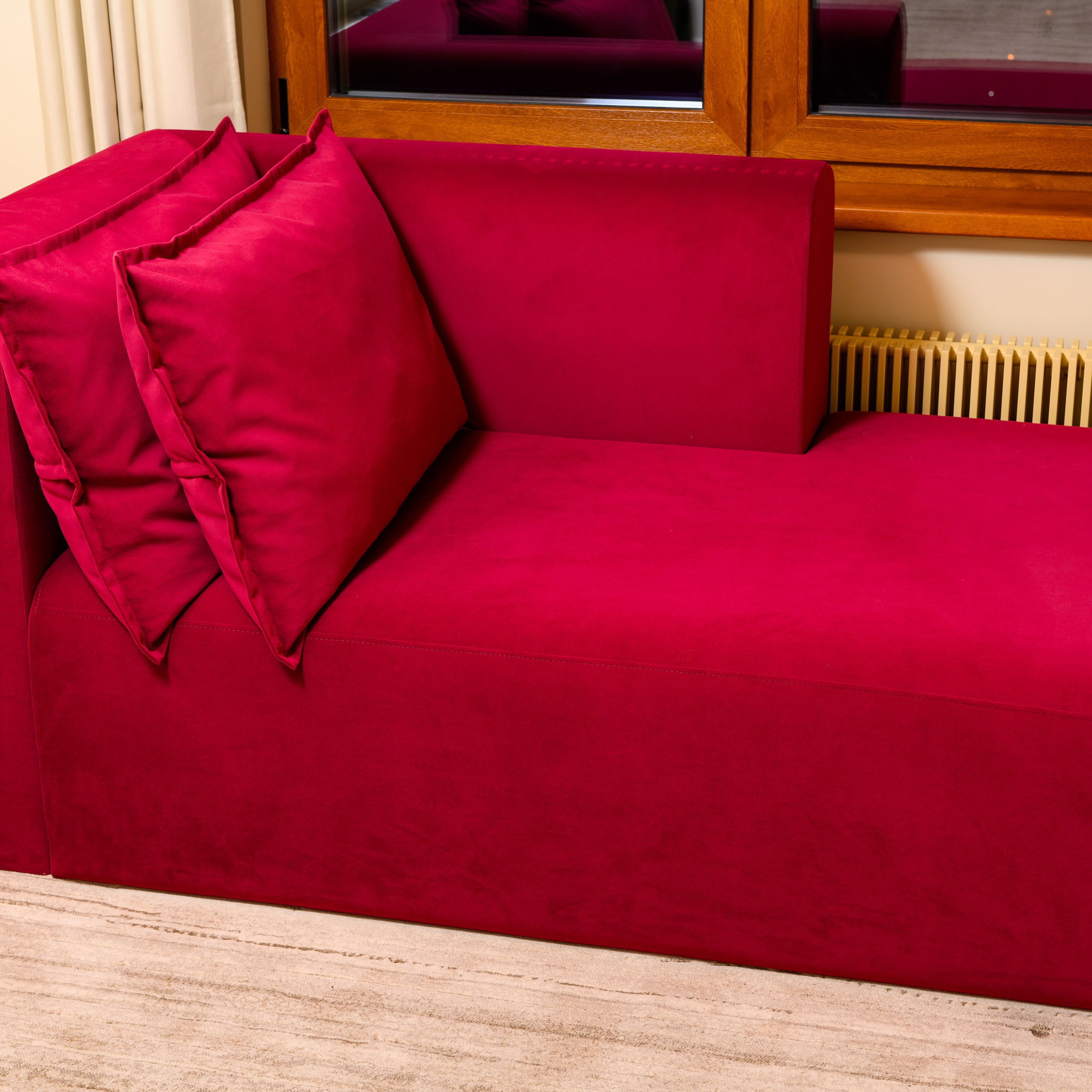 Компаньонами дивана стали мягкая кушетка в пьянящем велюре цвета «сангрия»