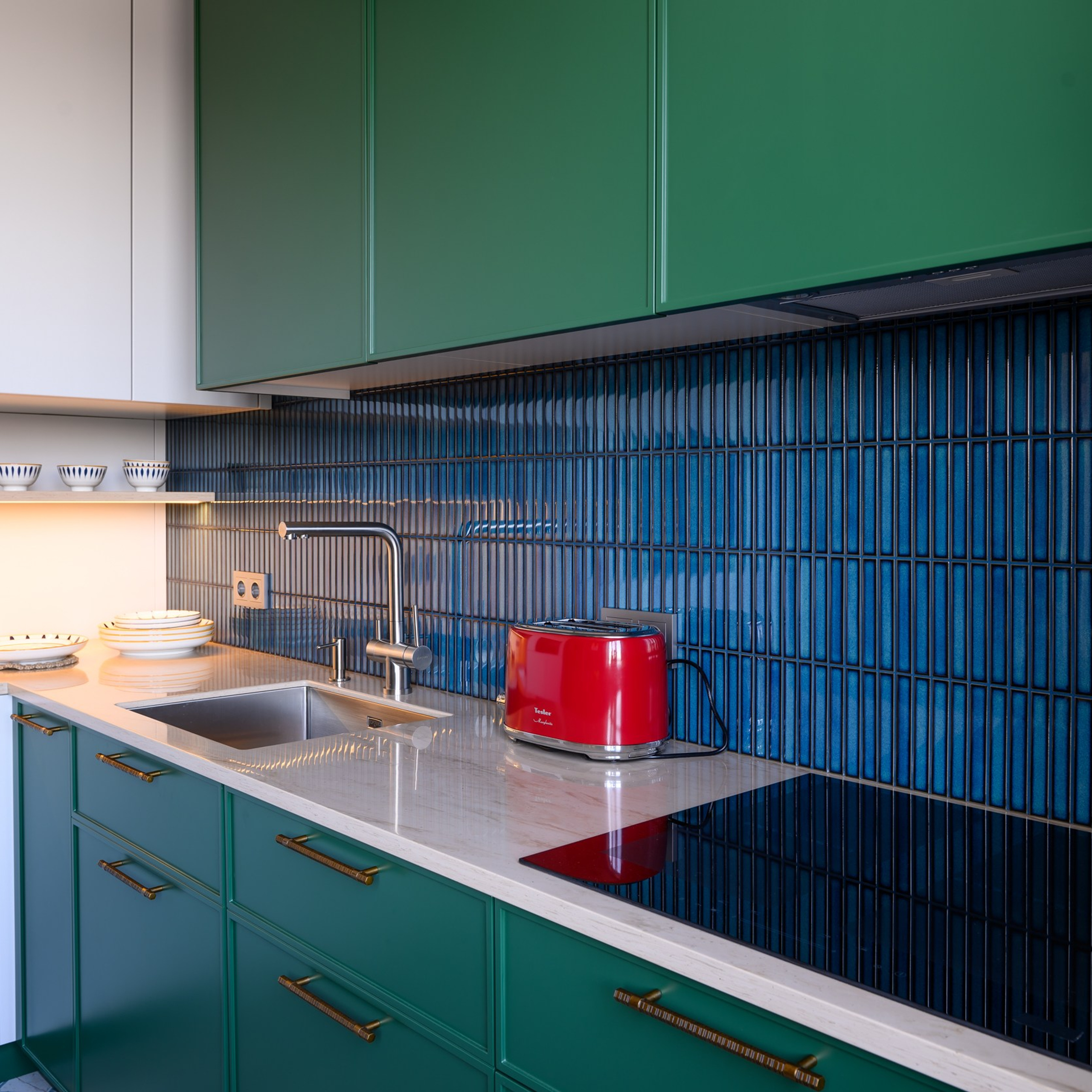 Широкая, прочная столешница изготовлена из практичного акрилового камня. Он не впитывает влагу и прост в уходе. 