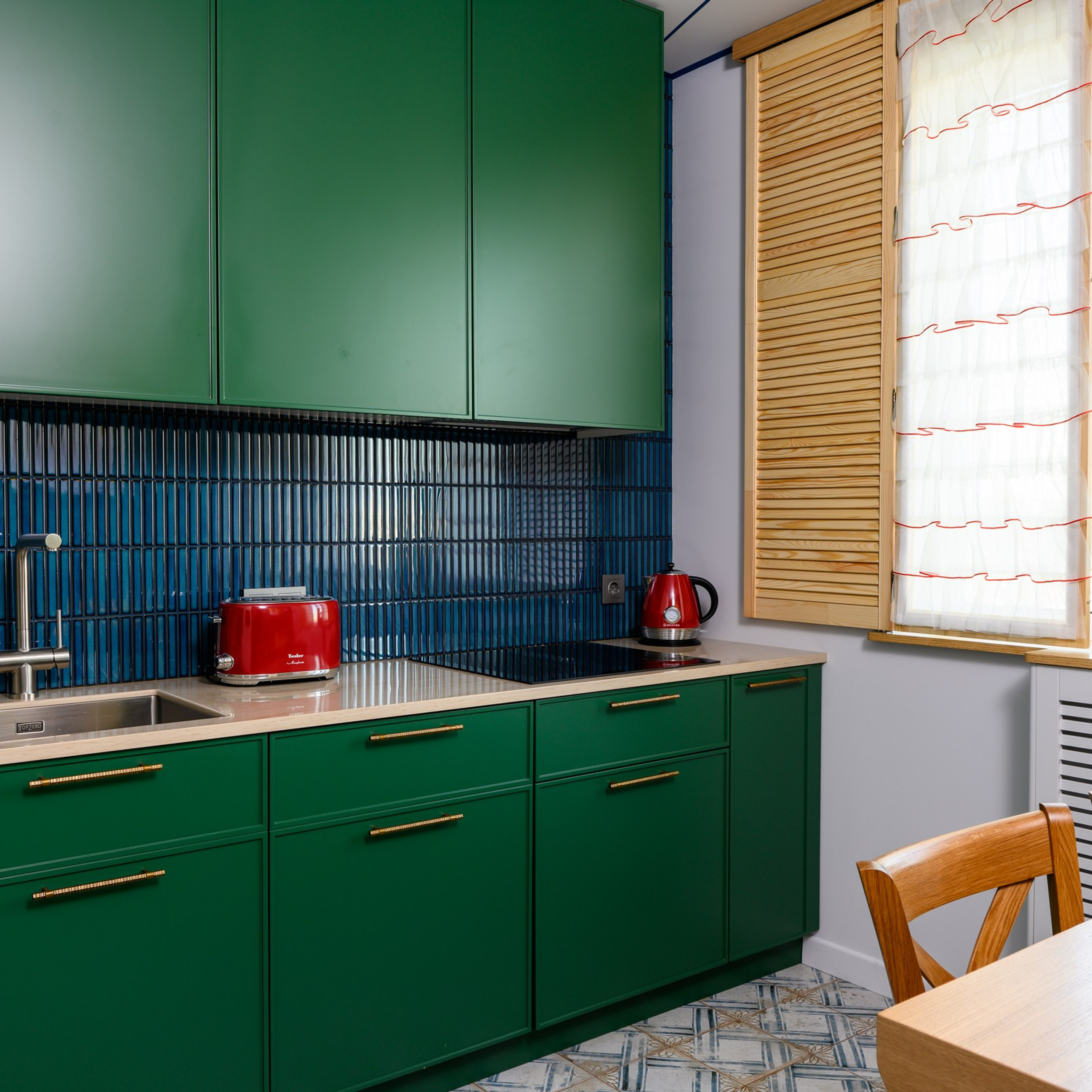 Ответственные за чаепития – чайник и тостер аппетитного ягодного оттенка, выполненные в ретро-стиле