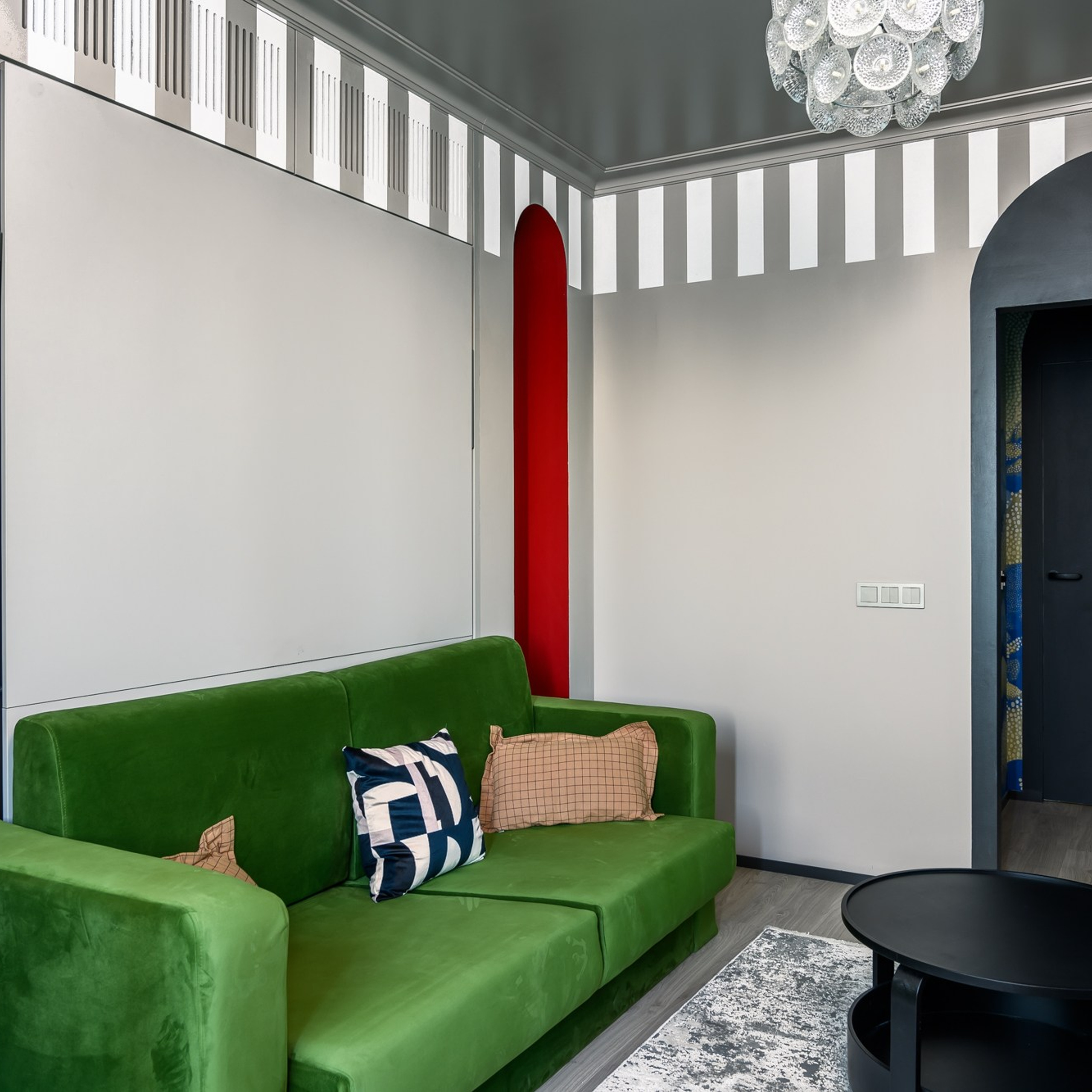 Ниши выделены не только цветом, но и световыми линиями отражены на  фотографиях интерьерного фотографа Сапожникова Георгия.