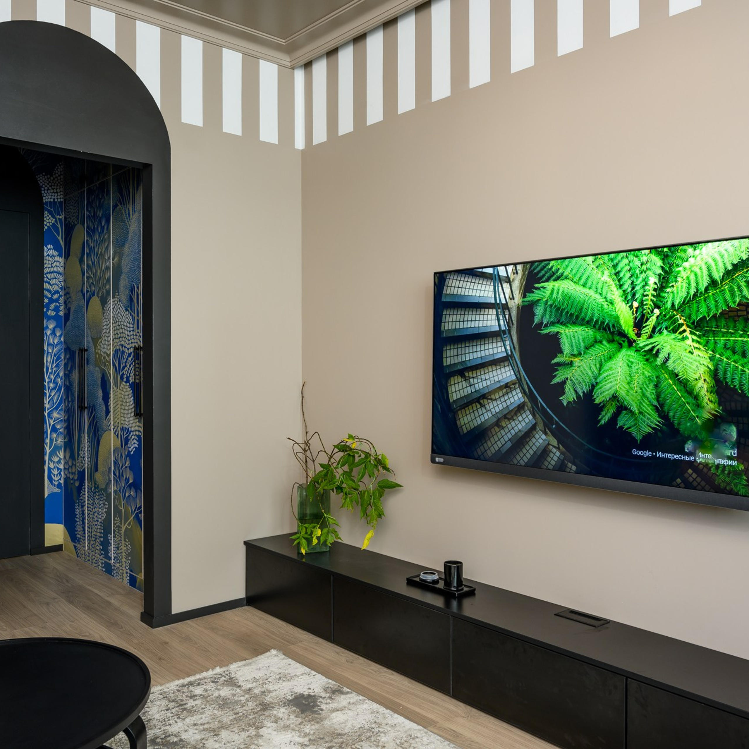 Для вечернего освещения у нас сделаны подсветка штор и подсветка вдоль стены с ТВ