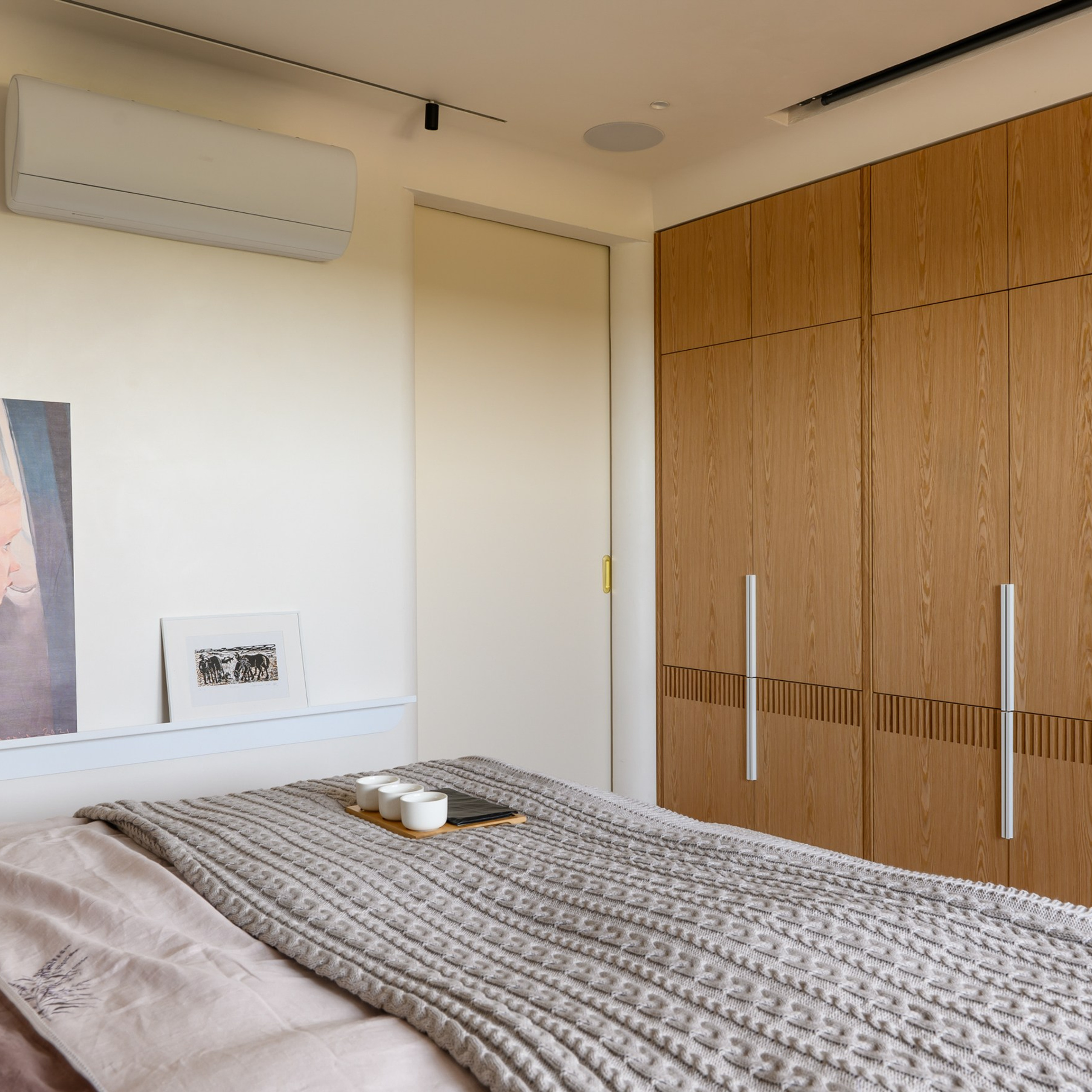 Примыкание между стенами и потолком будет решено карнизом из гипсовой тяги - размыть границу между потолком и стенами и визуально компенсировать небольшую высоту помещения. Похожий прием можно будет использовать в примыкании дверного проема, а саму дверь в комнату заменить на откатную по стороне коридора.