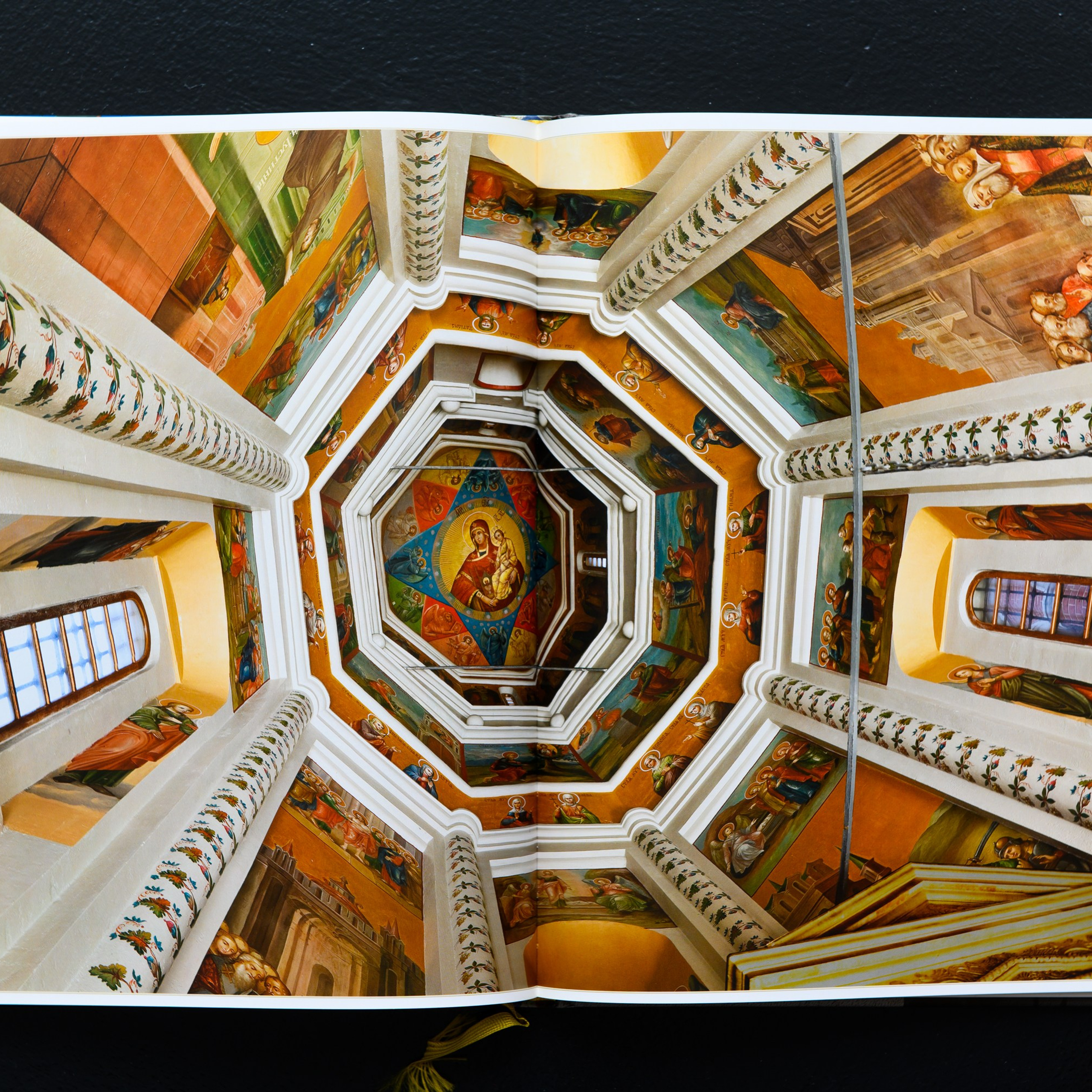 Уникален ансамбль 11 церквей с полными иконостасами, интерьеры которых отражают историю храма на протяжении четырех с половиной столетий.