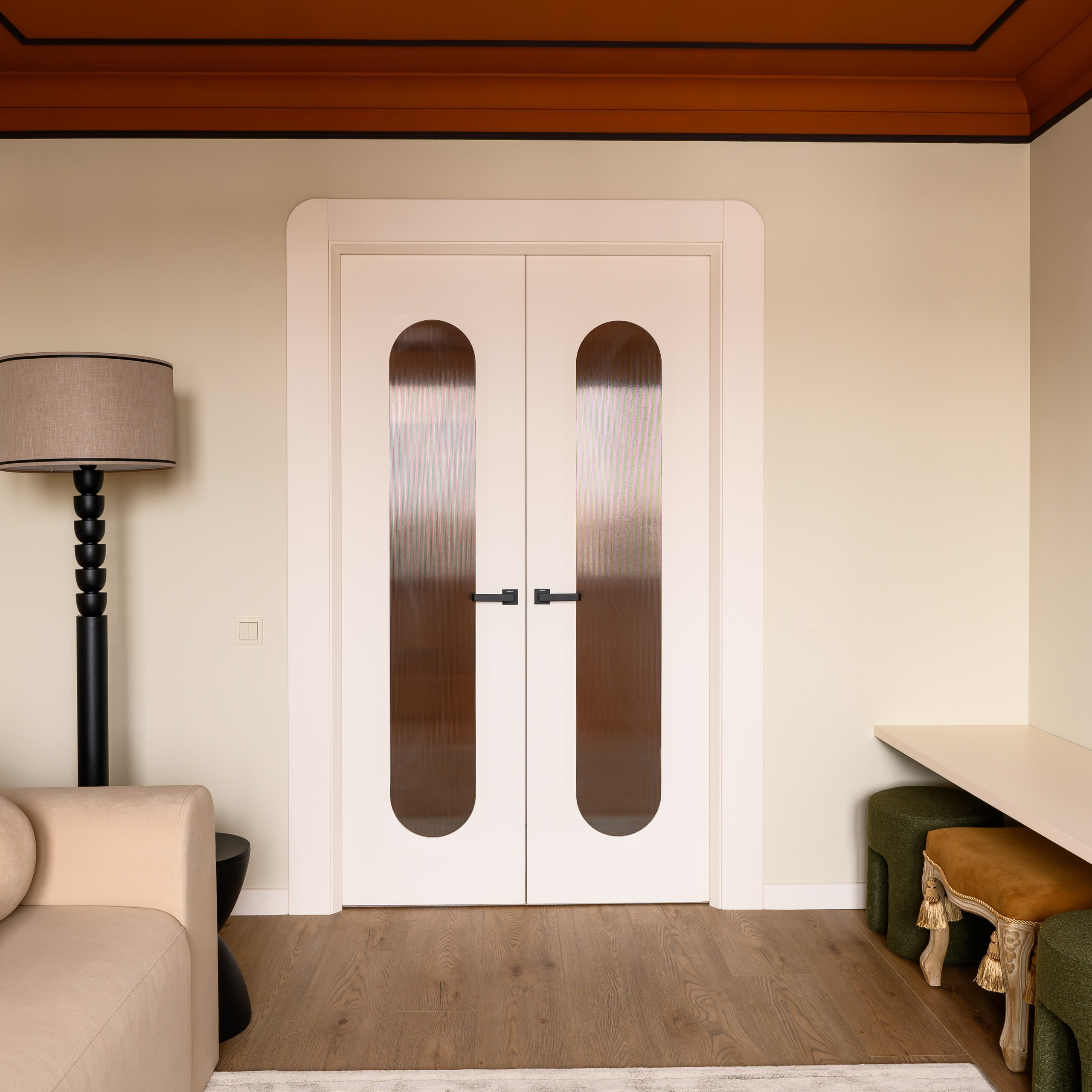 На входе в комнату установили дверь из коллекции Солярис в фотографиях интерьерного фотографа Сапожникова Георгия.