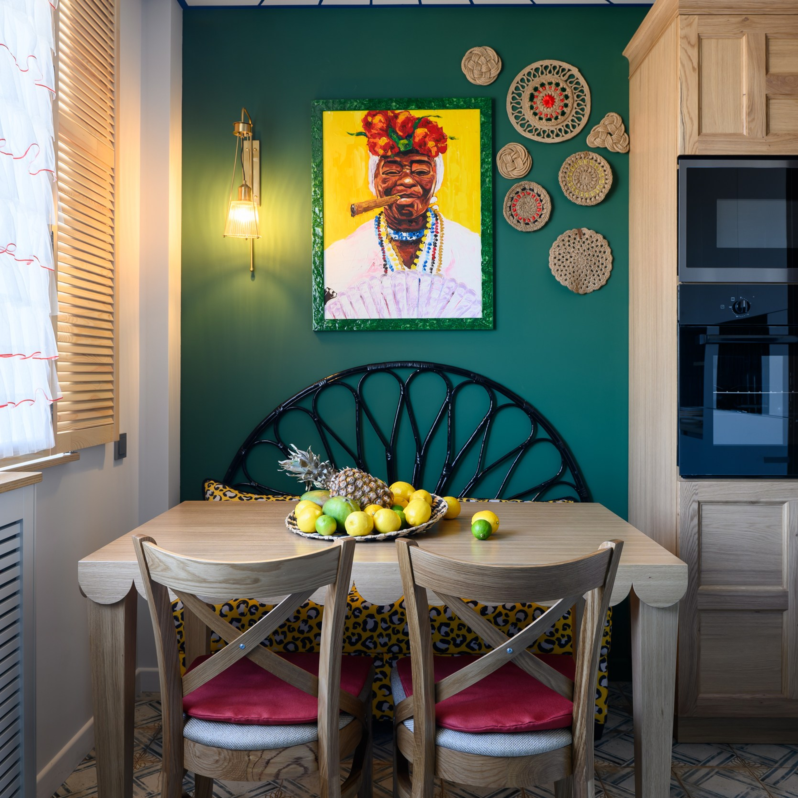 Гармония цвета: зеленый цвет – сочная листва, белый цвет – песок побережья Атлантического океана, жёлтый цвет – теплая древесина, красный цвет – экзотические цветы и фрукты видим на  фотографиях интерьерного фотографа Сапожникова Георгия.