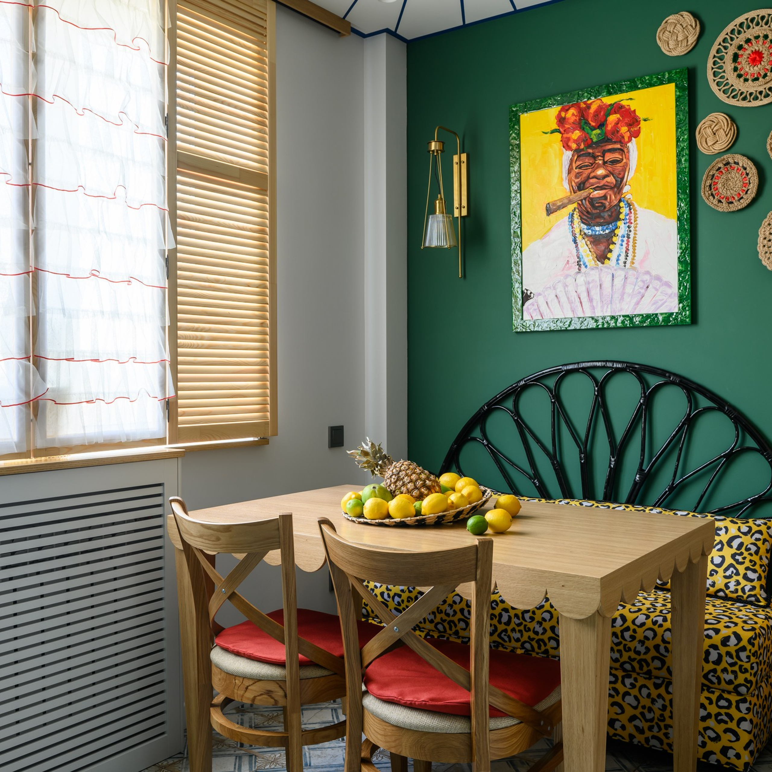 Куба - это яркие краски, декор и девушки в ярких нарядах с бесконечными воланами - отсюда и появились ставни с рюшами (воланами).