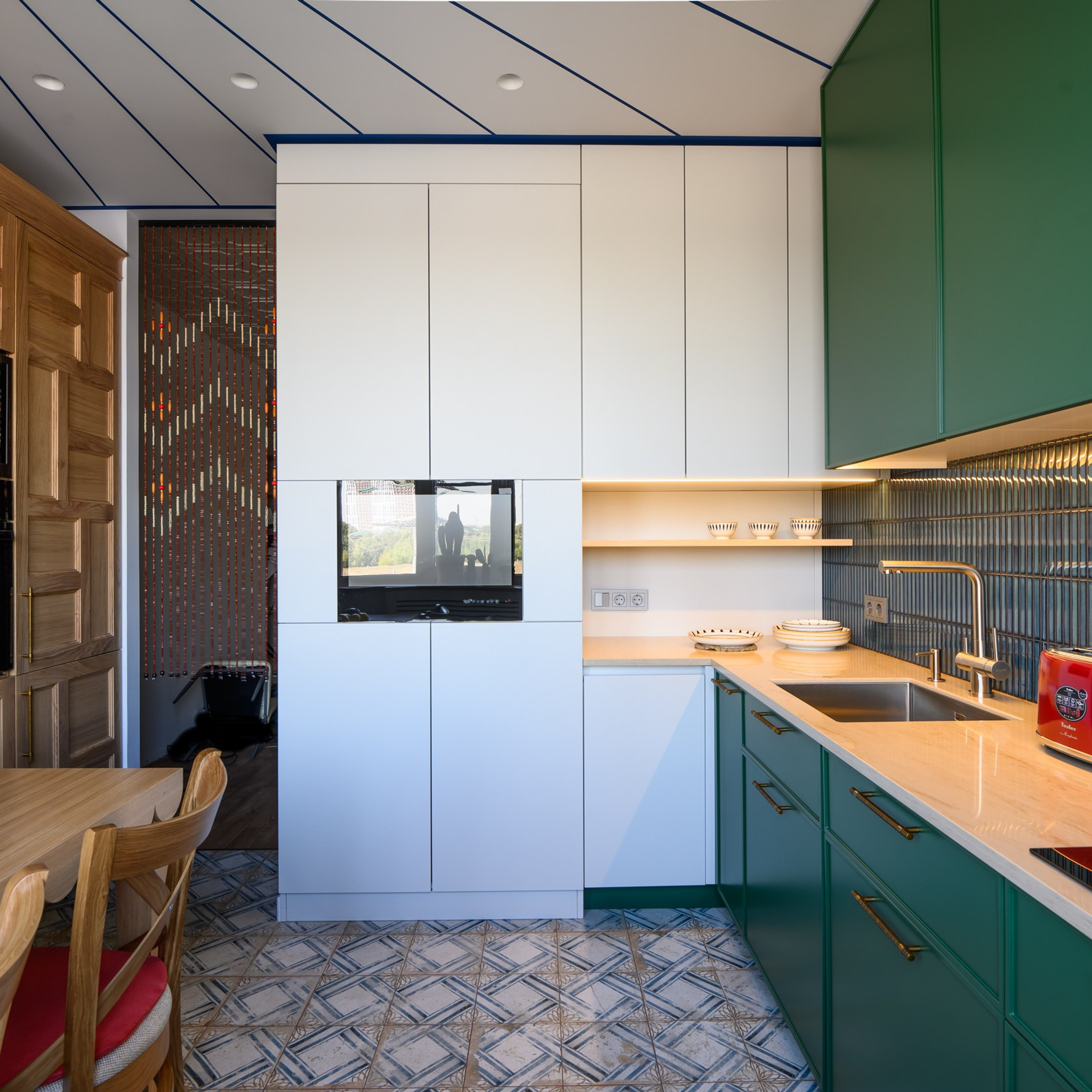 Очень довольны большим количеством мест хранения, широкой посудомойкой и светильнику-солнцу