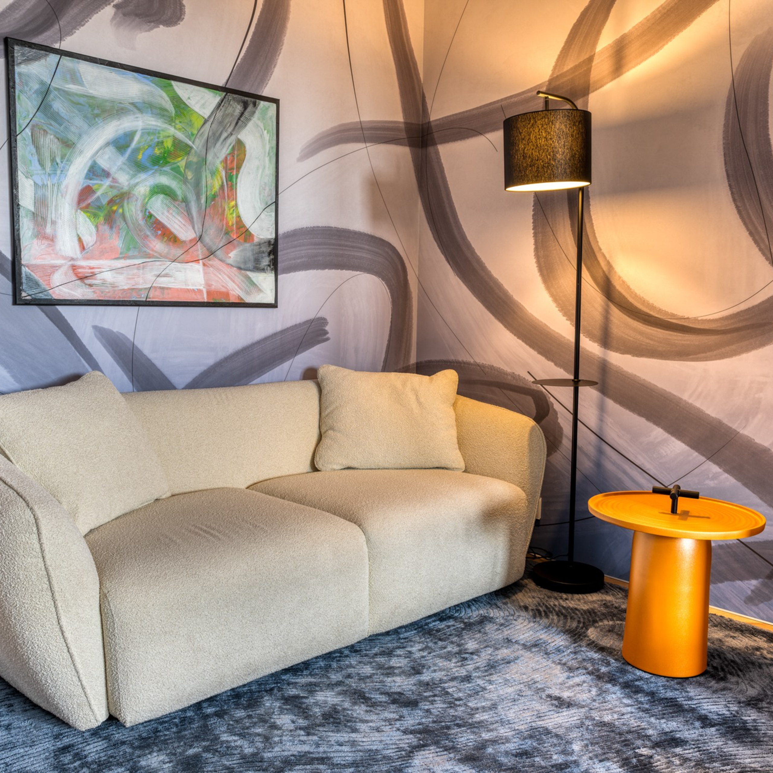  Украшением гостиной стал высокий торшер, изящный абажур которого был изготовлен специально для нашего проекта. 