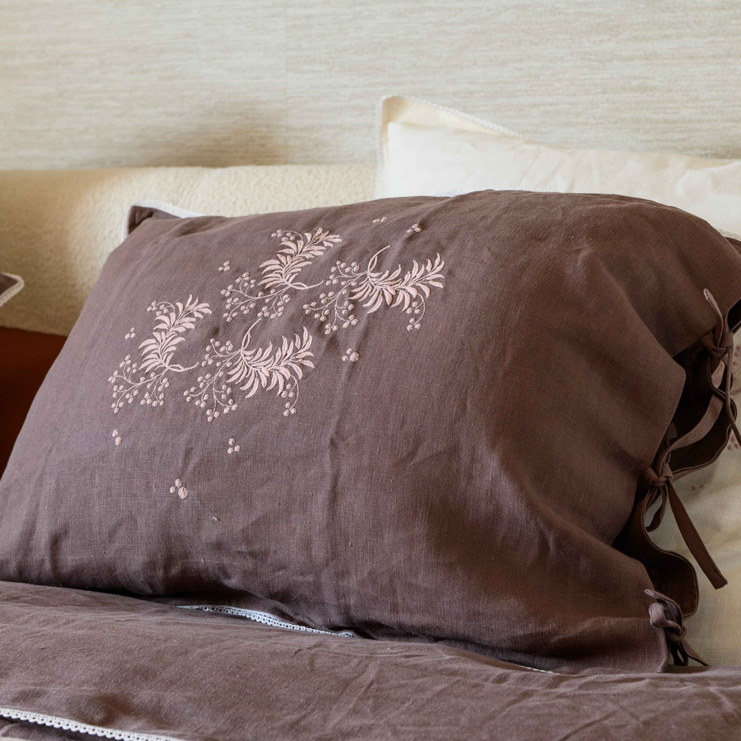 Изголовье кровати и банкетки выполнить в обивке из букле.