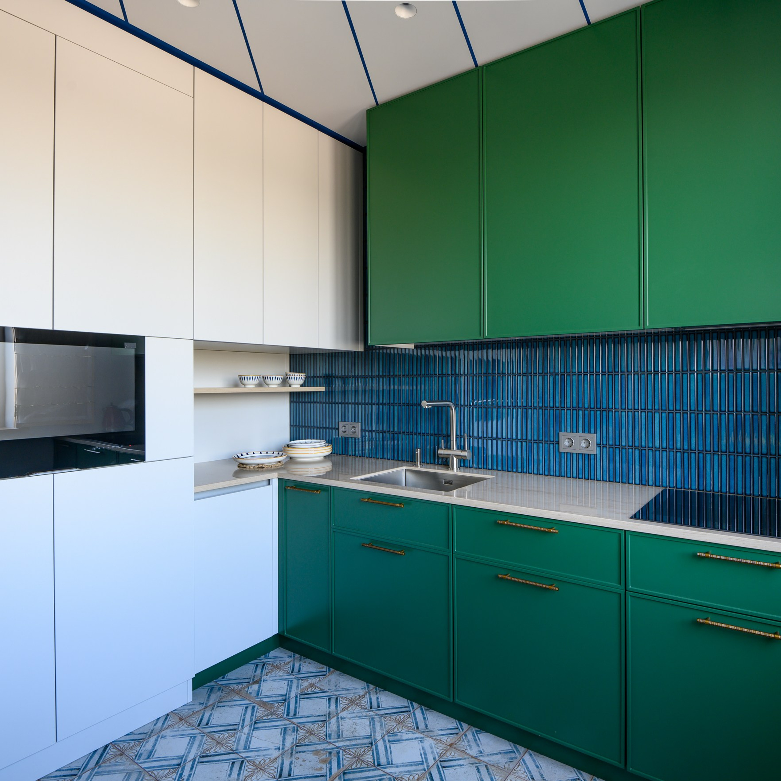 Пространство небольшого помещения для кухни используется по максимуму, организовано большое количество мест хранения, встроен удобный волшебный уголок и выкатное мусорное ведро.