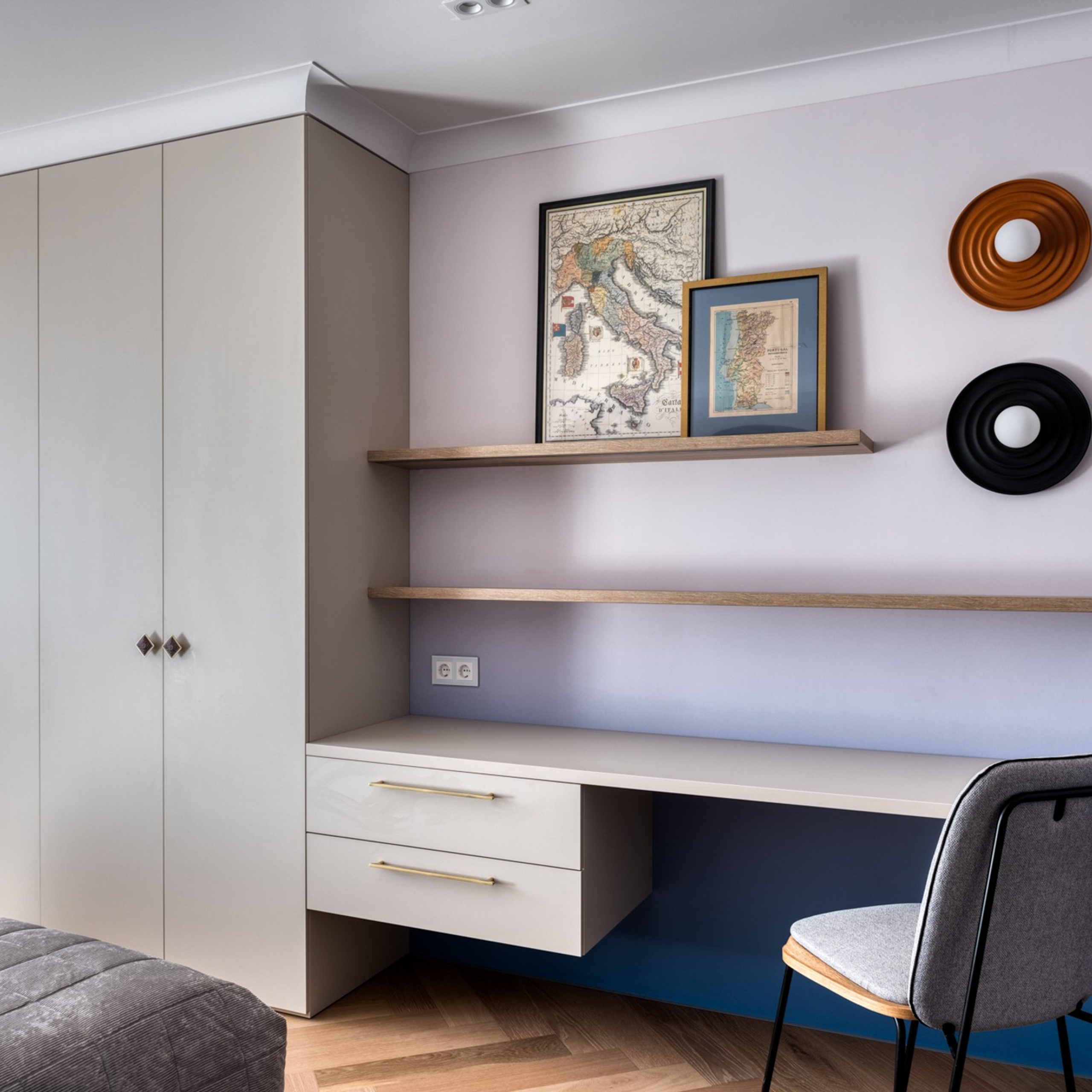 Спокойные цвета, гармоничная компоновка мебели, здесь можно отдыхать и работать. 