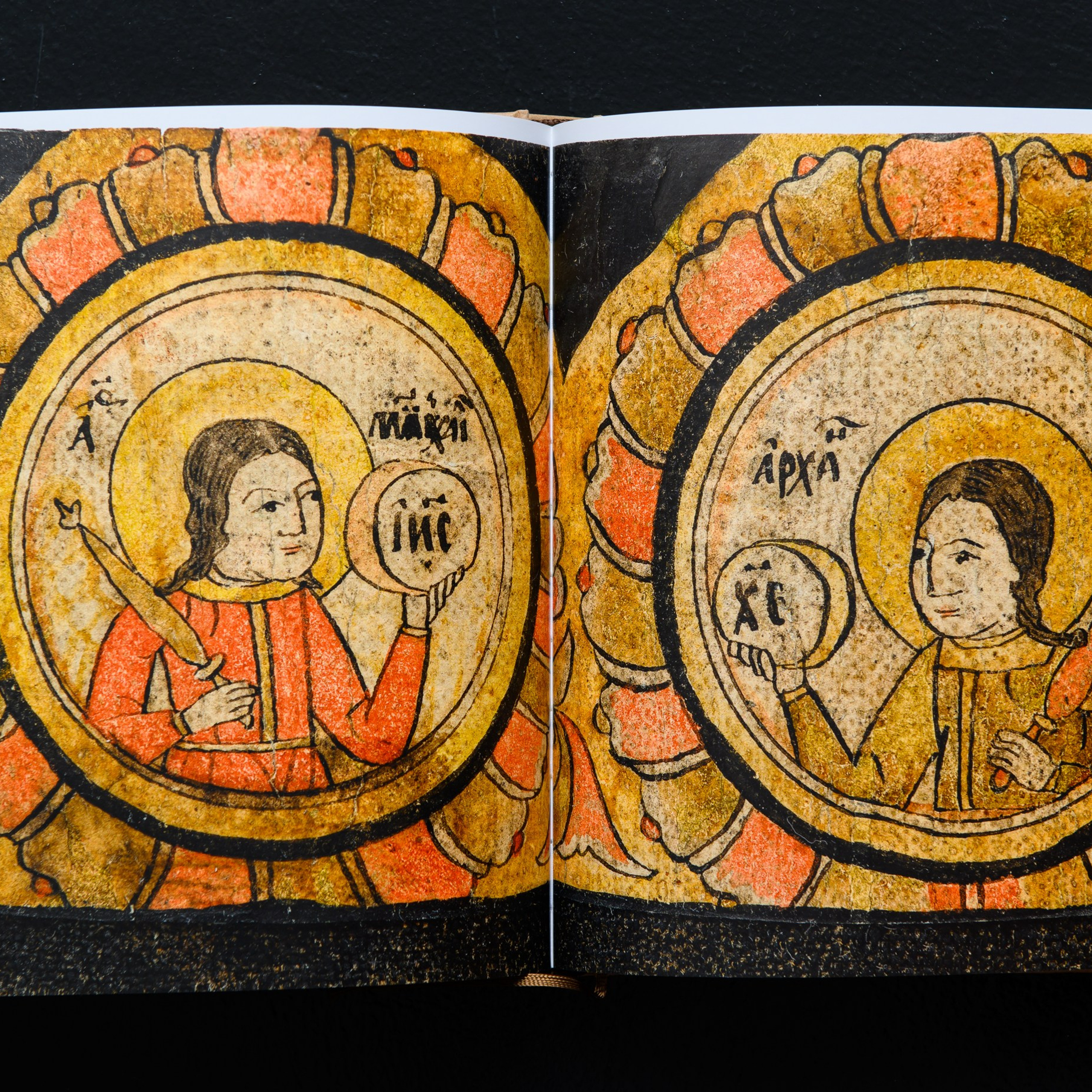 Фотосъемка предметов  Исторического Музея в Москве всей коллекции брачных венцов 17-19 вв. Предметный Интерьерный фотограф в Москве Сапожников Георгий