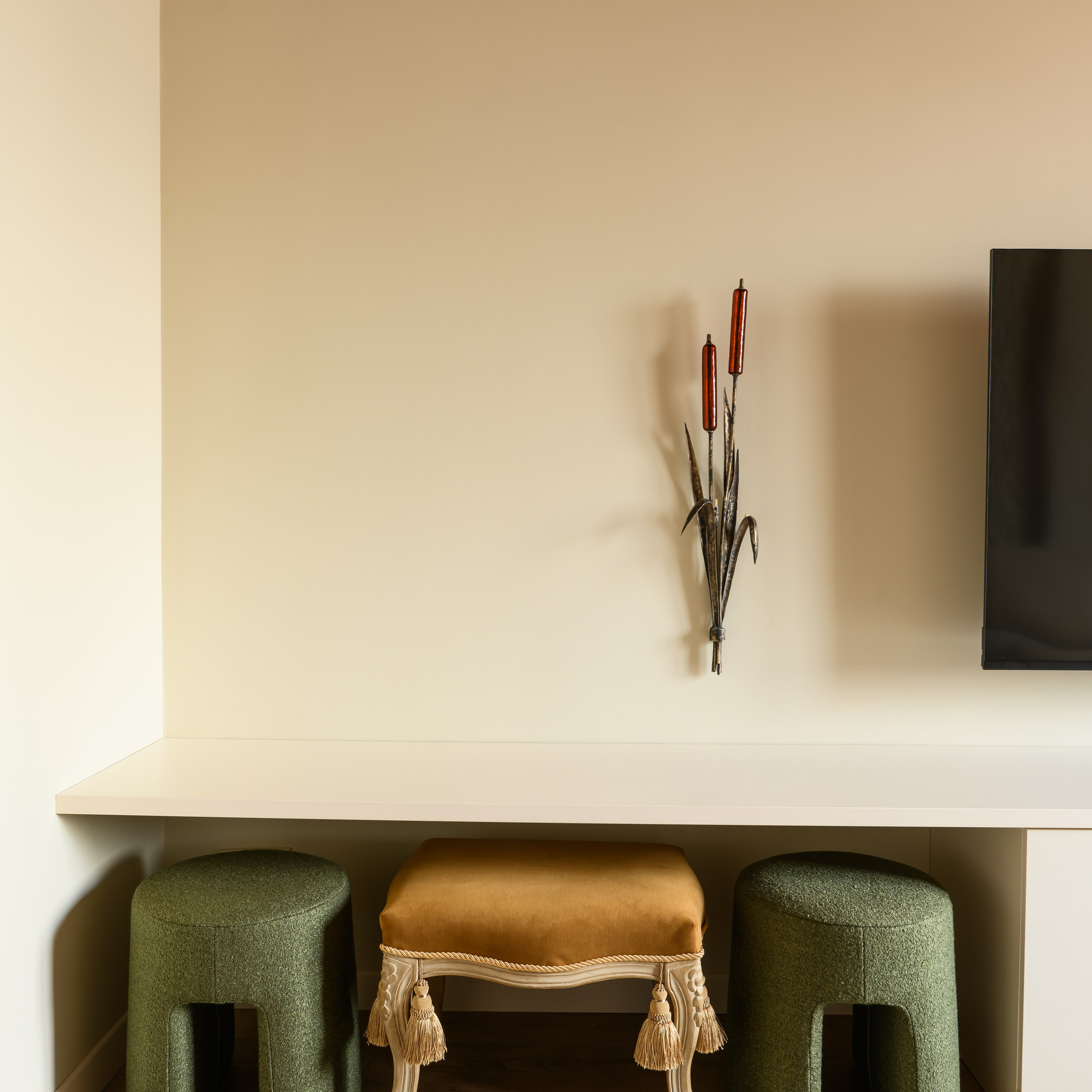 В качестве вспомогательных посадочных мест выступят пуфики природного травянистого оттенка.