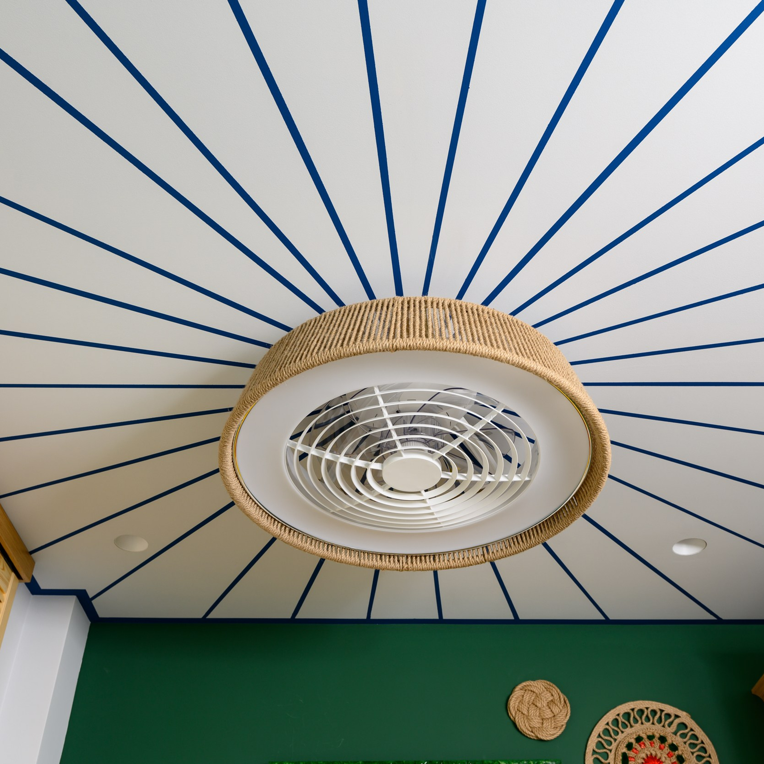 Для оформления потолка использовали белую испанскую матовую краску. Она наносится без потёков и хорошо переносит влажную уборку.После покраски потолок еще доработали, чтобы на нём засияло запланированное дизайнером солнце