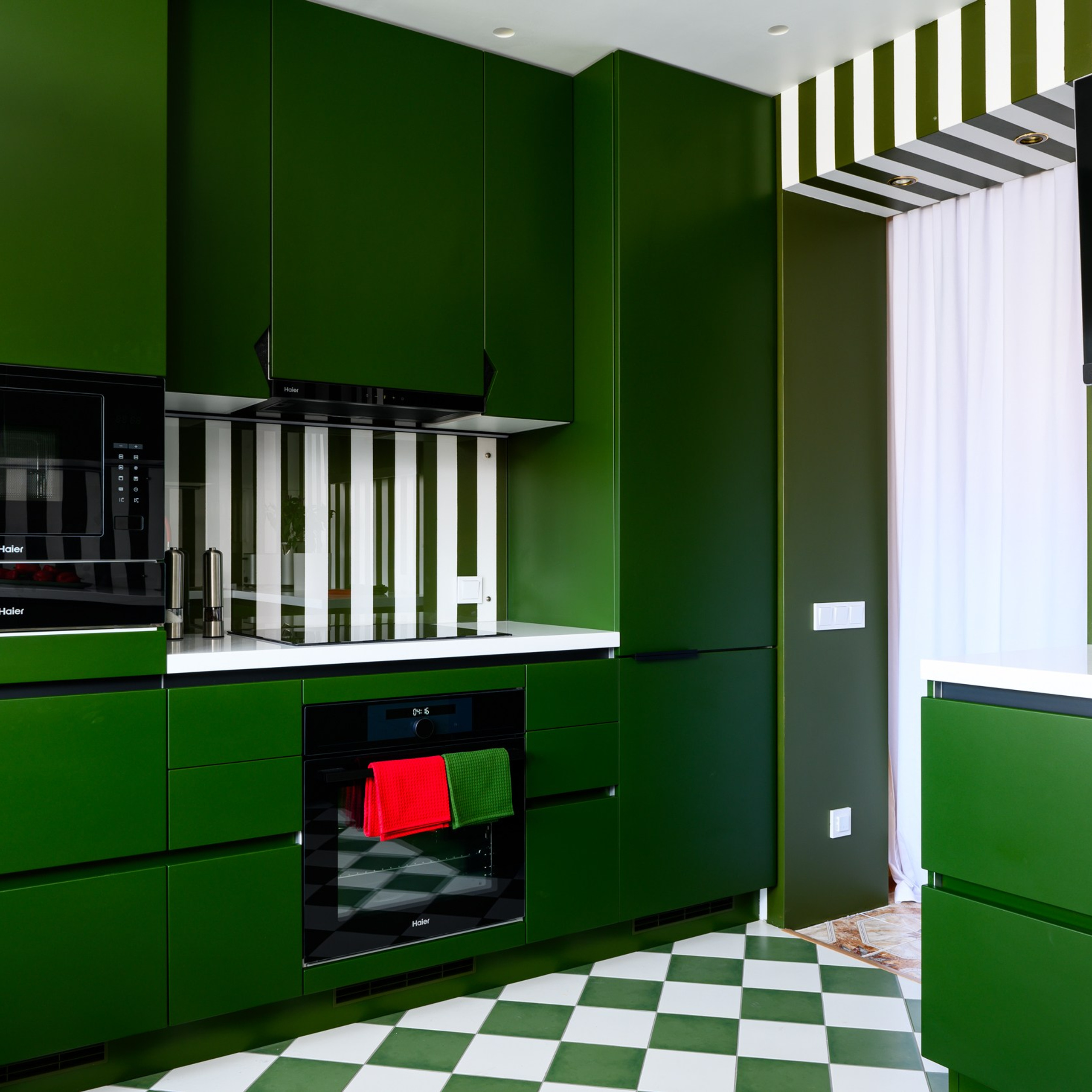 Начиная от расположения кухонной техники, заканчивая внутренним наполнением шкафчиков.