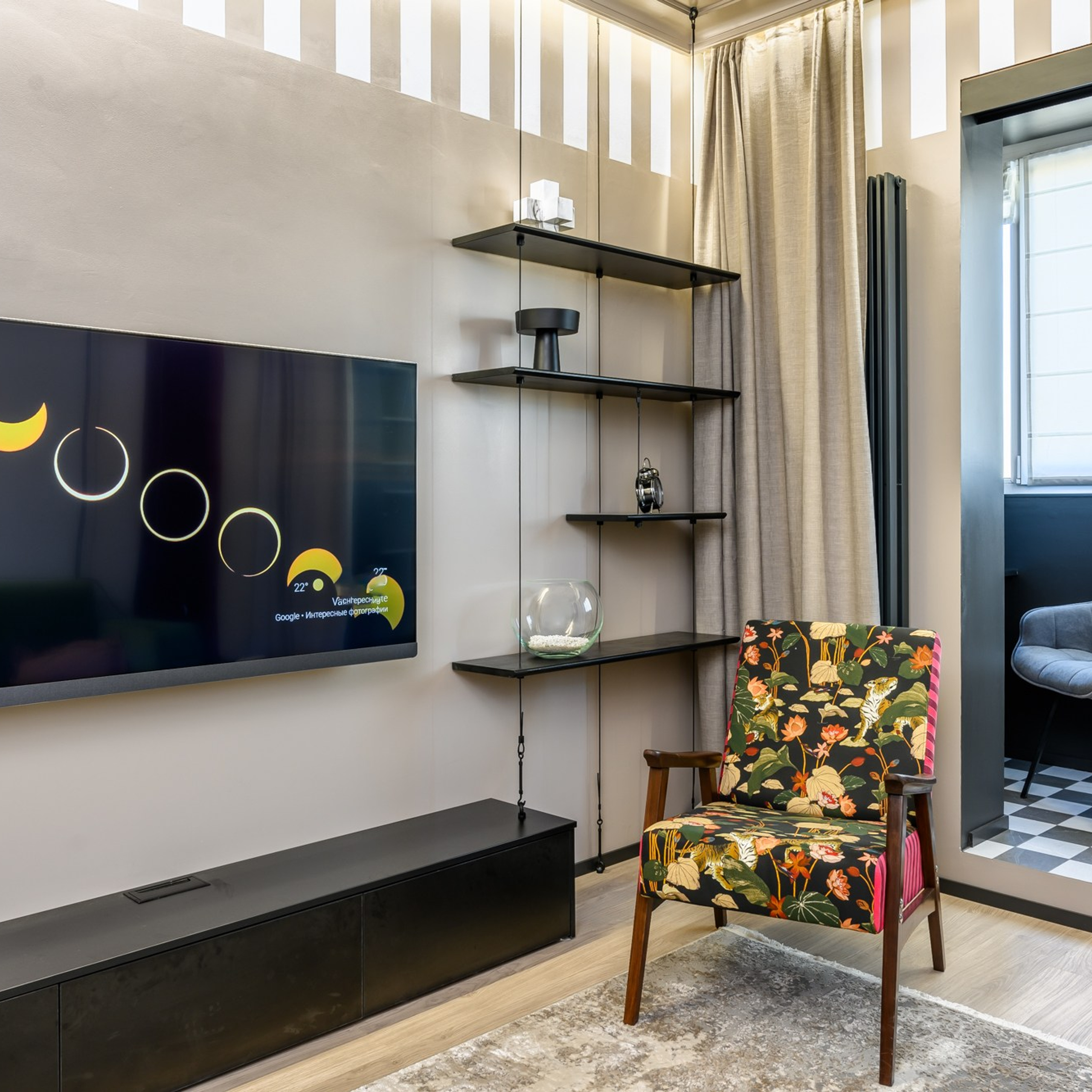 Рисунок со стен в гостиной переходит – на шторы. Всё, чтобы избежать лишнего деления по стенам.