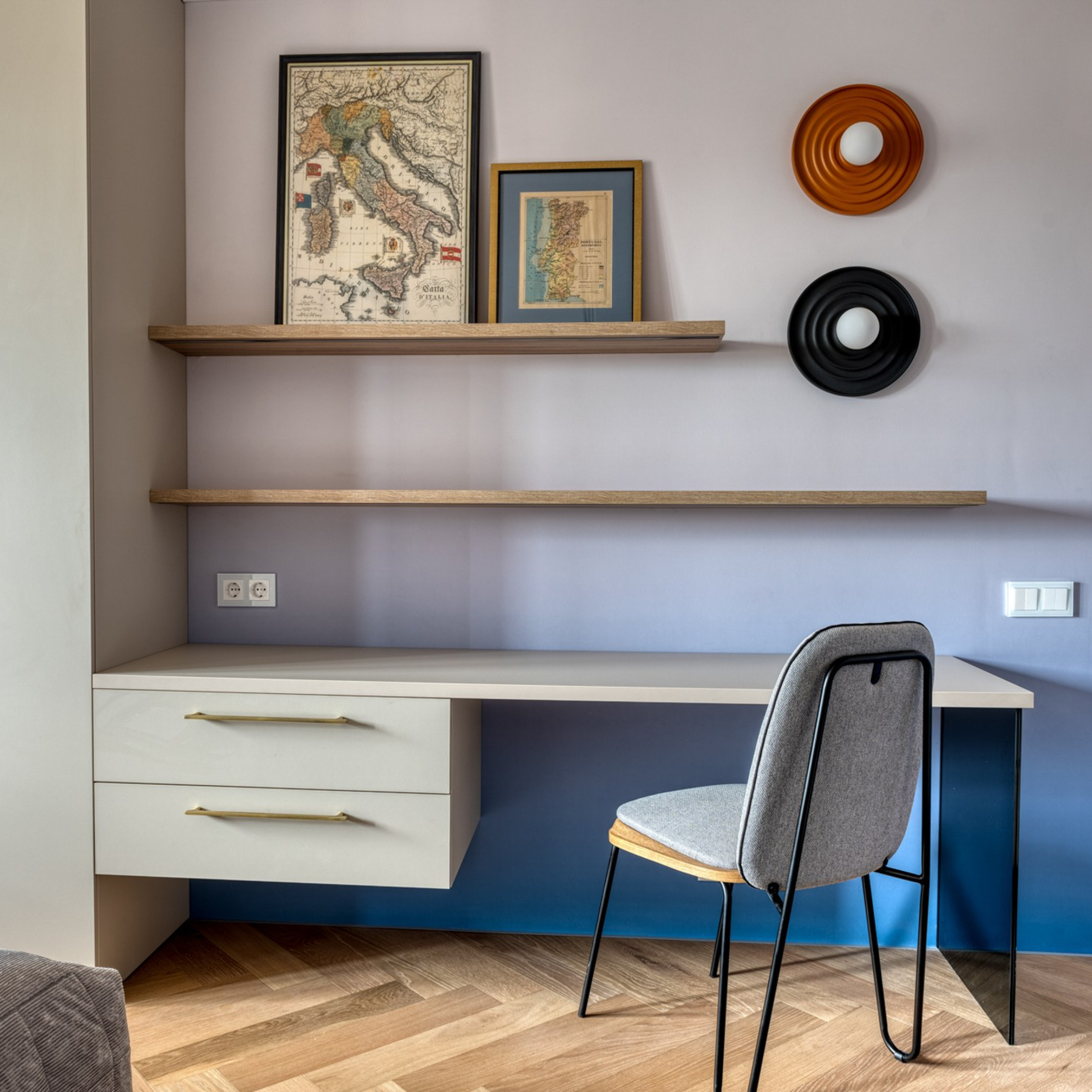 Фотосъемка интерьеров -у рабочего стола расположились  – керамические бра Seea.