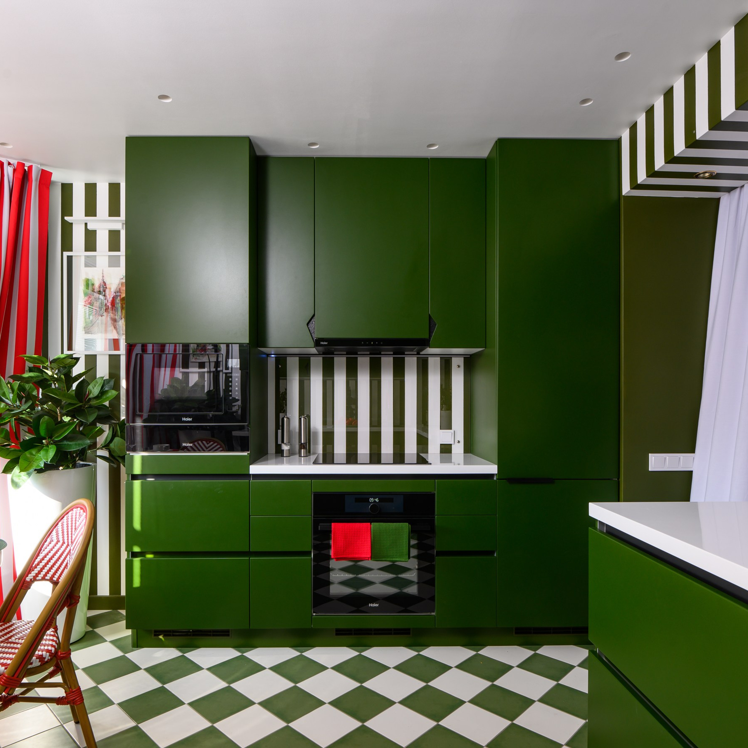 Столешницы, как и подоконник, выполнены из прочного акрилового камня, который торжественно сияет после полировки. 