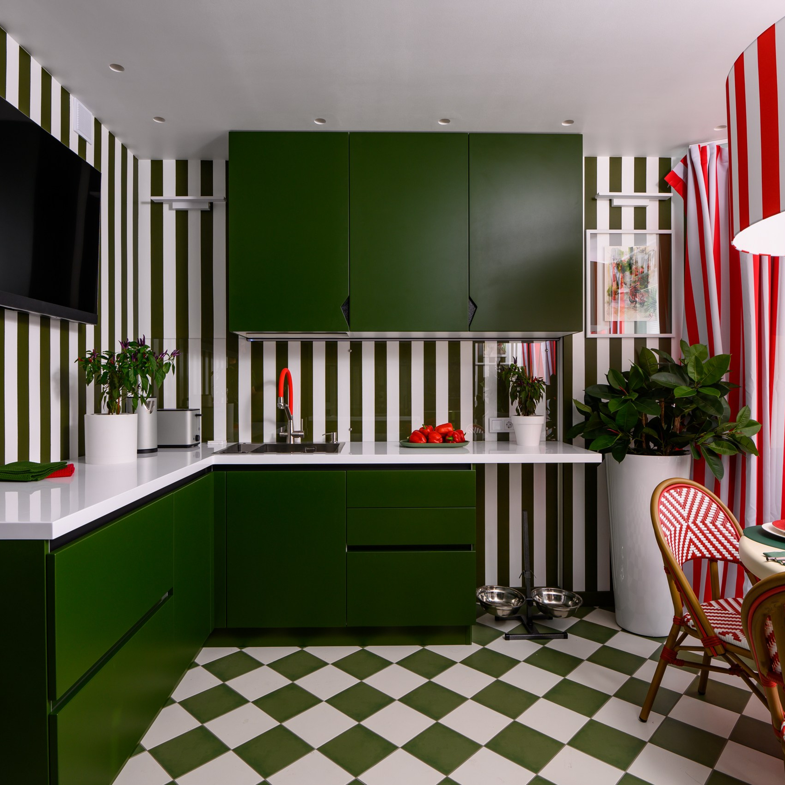 Рабочая зона у нас по проекту разделена на две части. С одной стороны от входа шкафы разместили углом и в два яруса. Корпуса выполнены из ДСП в белой ламинации, внутри много полок и ящиков для хранения.