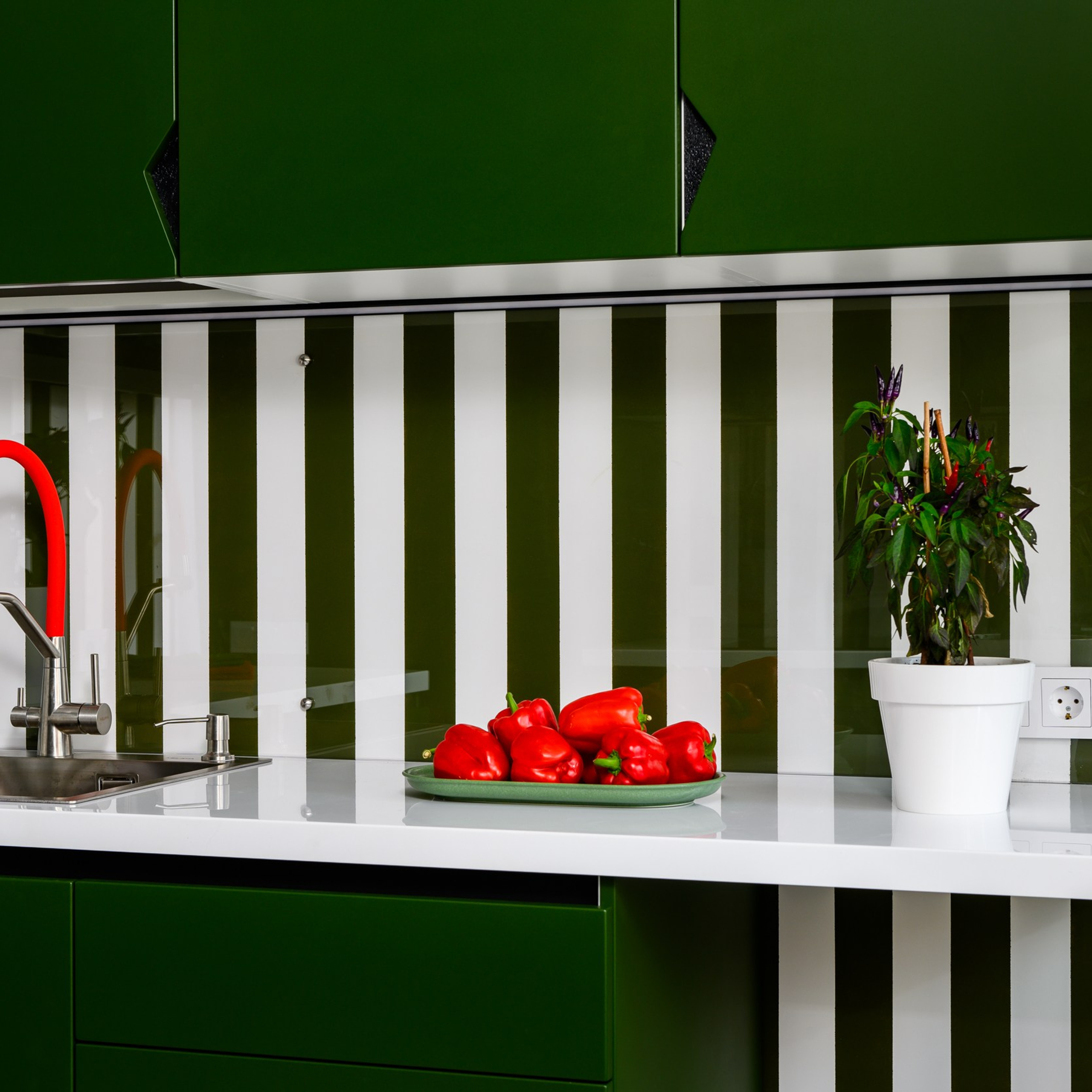  А сейчас несложный, но чрезвычайно кропотливый этап – наметить малярным скотчем полоски. Они, согласно дизайн-проекту, будут зелеными. Краска из той же линейки, колерована в нужный нам цвет с помощью компьютерной программы. Пигмент стойкий, на солнце не выгорит и не поблекнет даже при мытье хлоросодержащими средствами