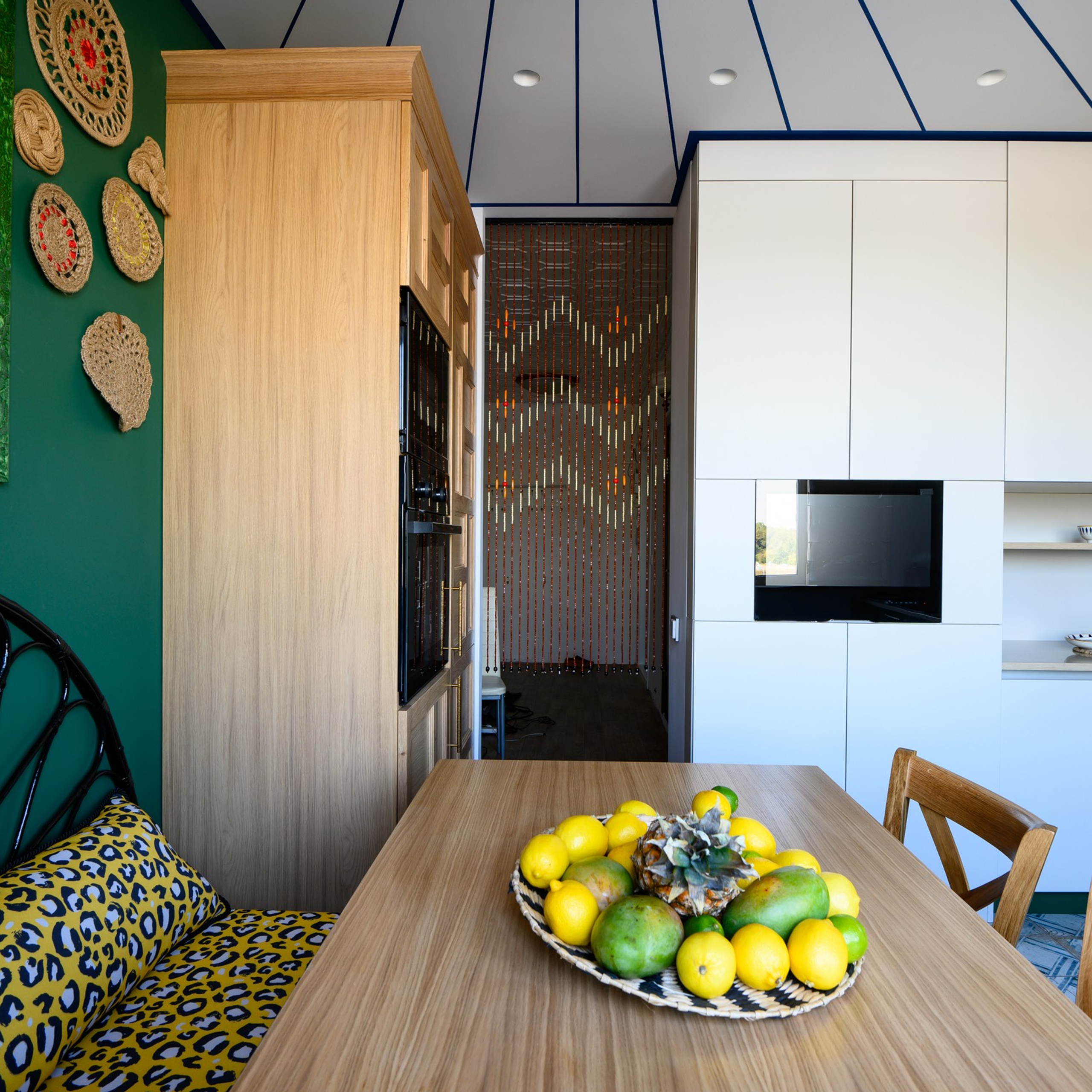 В пару к нему – пуфик-сундук, который, как и новый стол, был изготовлен специально для нашей кухни в обивке с леопардовым принтом отмечены на  фотографиях интерьерного фотографа Сапожникова Георгия.