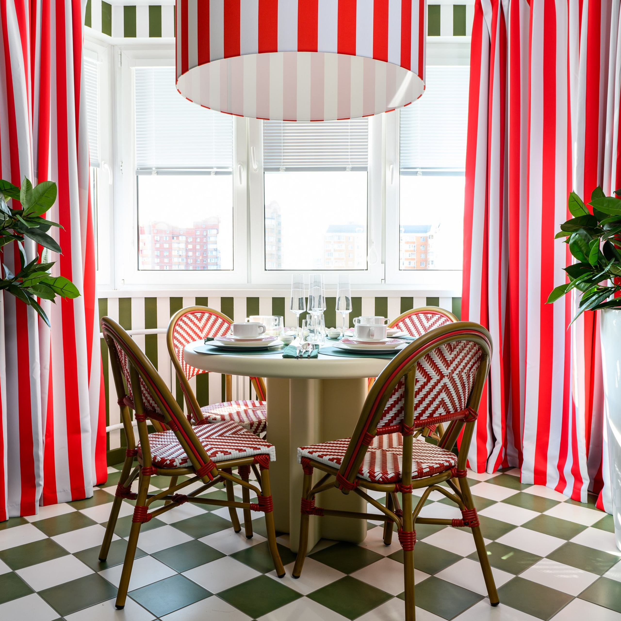 На кухне ощущаешь себя как на открытой веранде около моря. Плетеные стулья, которые окружают обеденный стол, в этом «уголке Болгарии» смотрятся очень органично, как на дачной террасе заметно на  фотографиях интерьерного фотографа Сапожникова Георгия.