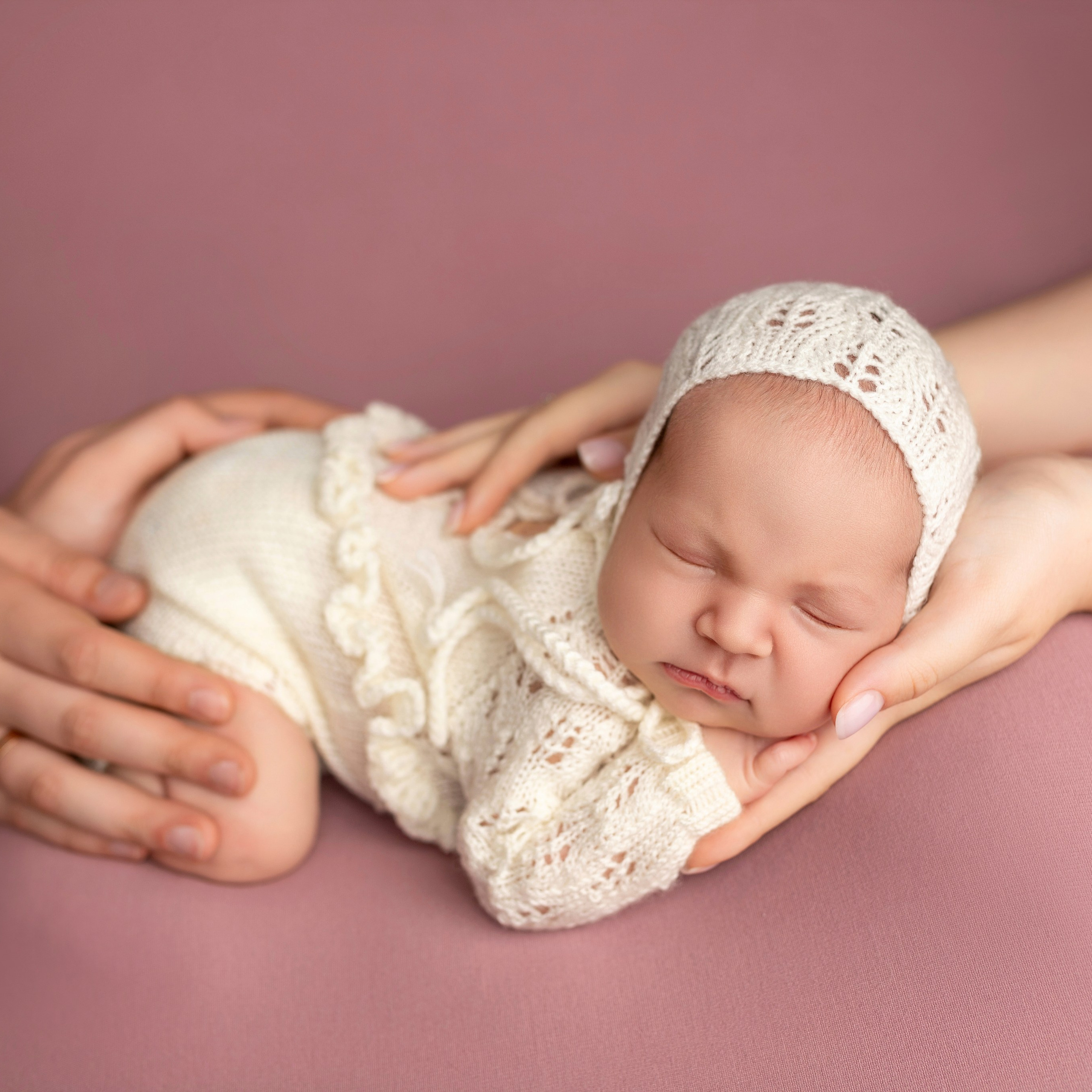 младенец на руках у родителей -фотосессия новорожденных в нежных тонах