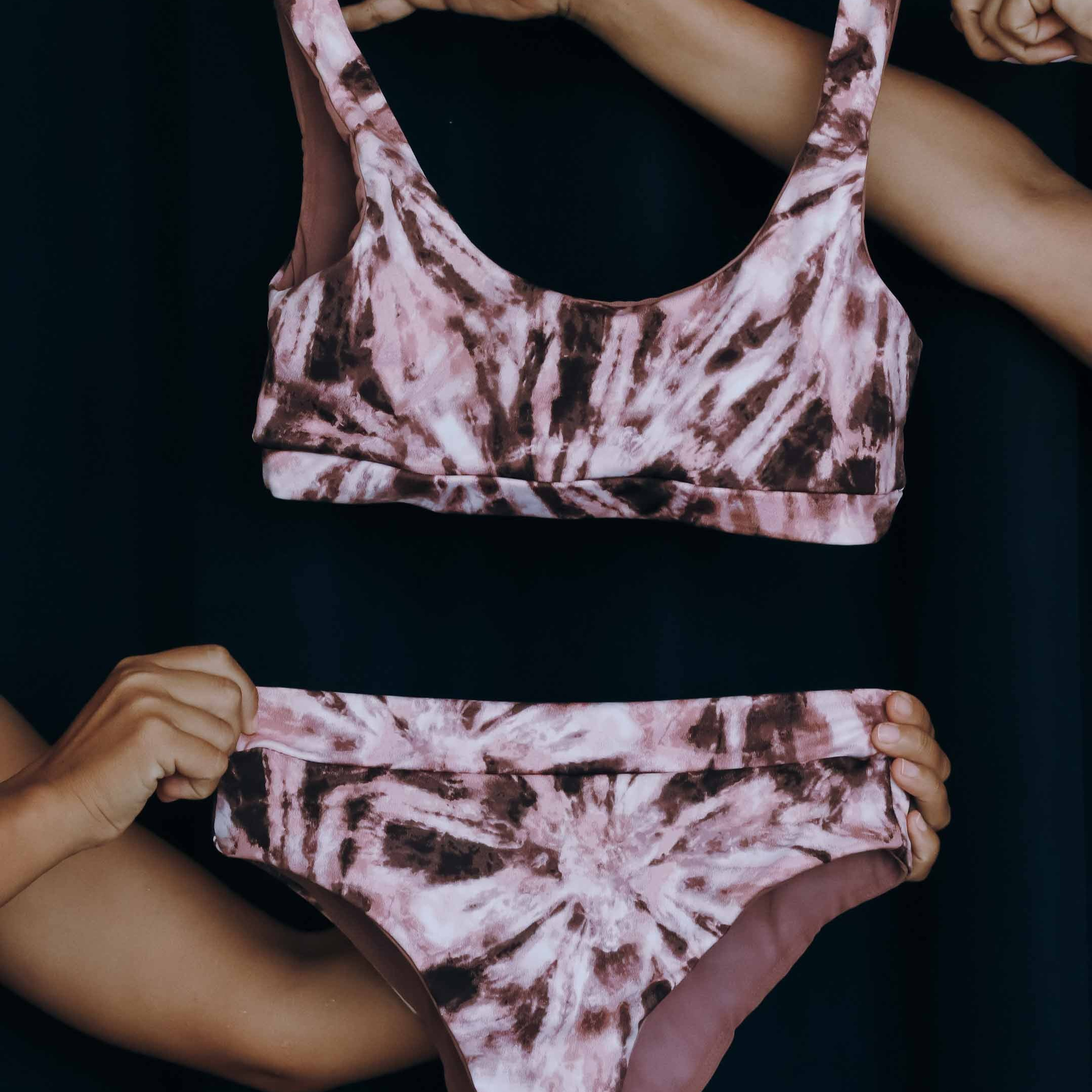 Коллекция спортивной одежды и купальников