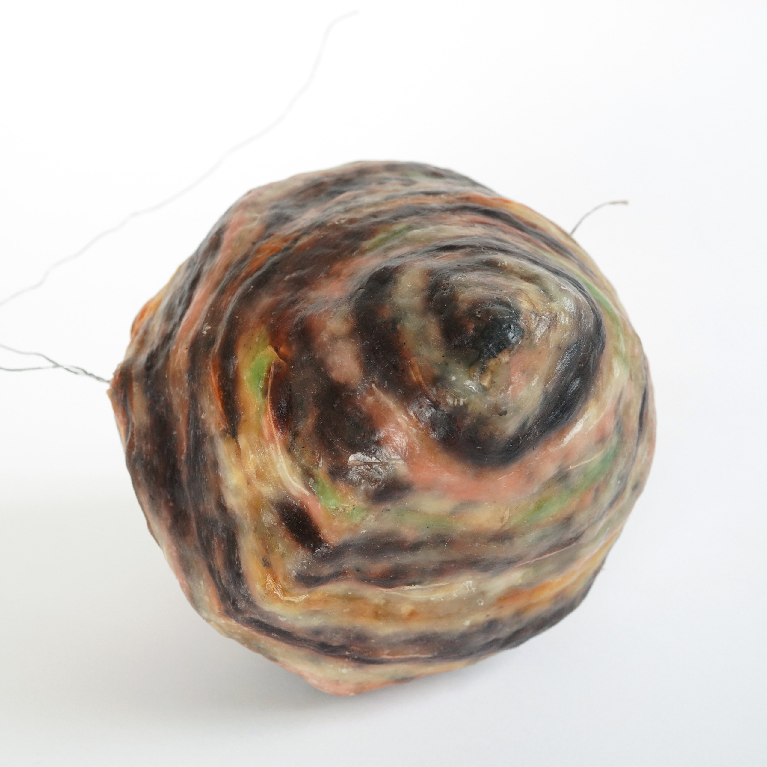 Осятник. Скульптура. 2023. Пчелиный воск, проволока, хлопковая нить, бумага. 25смх22см